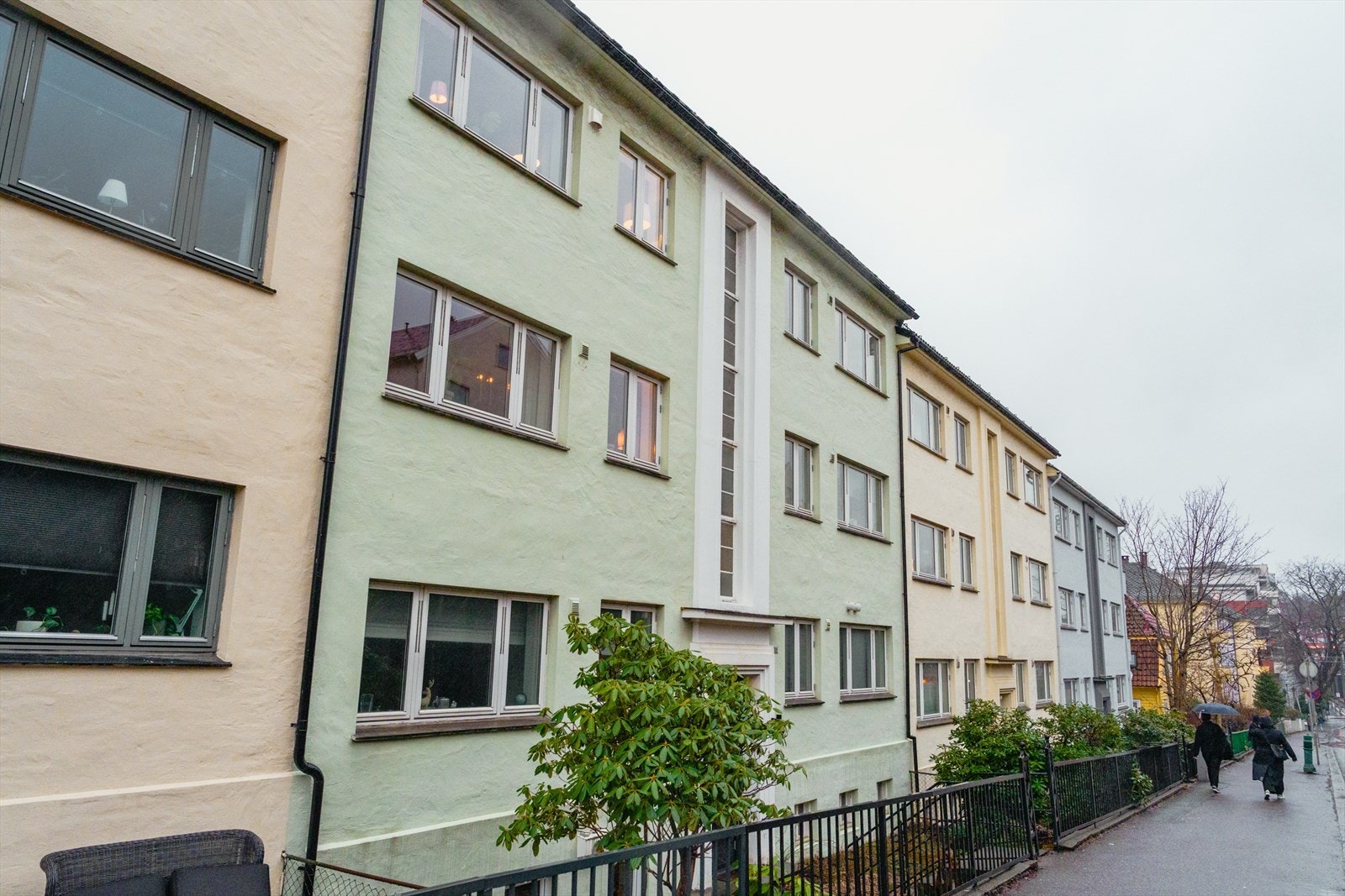 Fasaden på østsiden av bygget ble rehabilitert i 2025 . Galleribilde