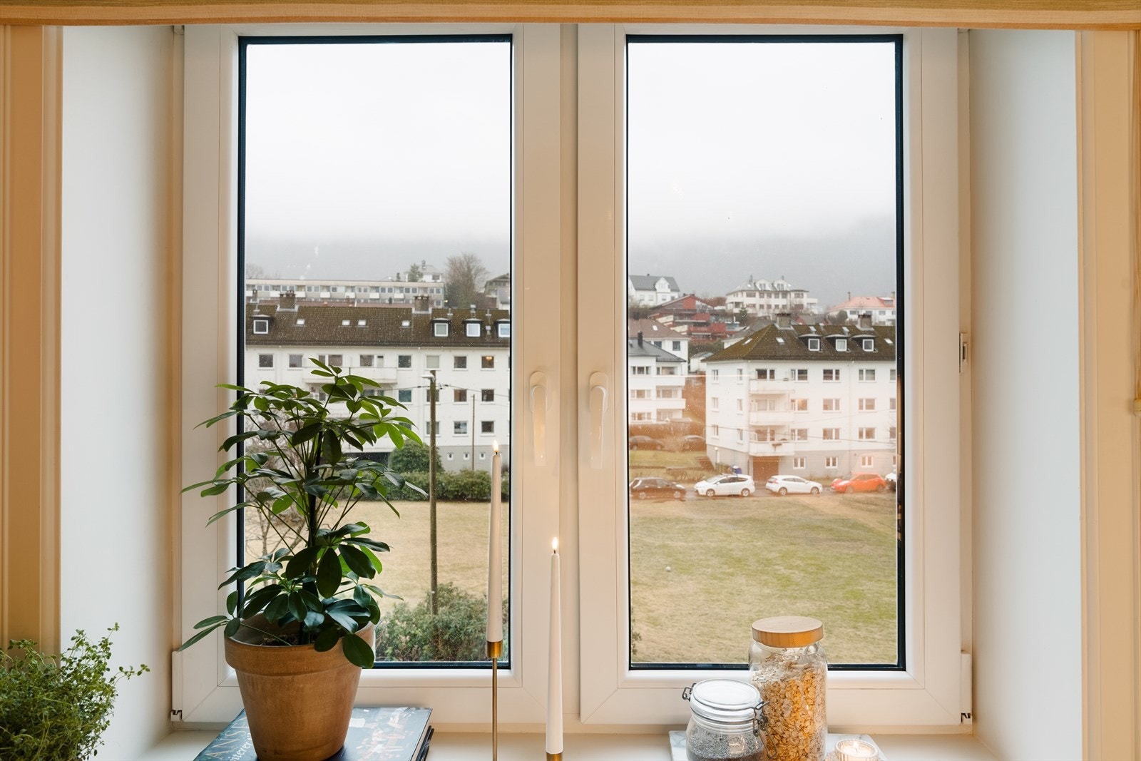 Store vindusflater slipper inn rikelig med naturlig lys og skaper en lys og trivelig atmosfære. Galleribilde