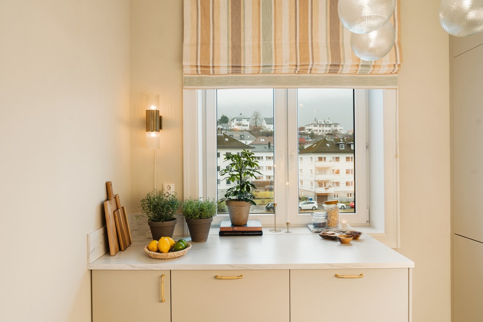 Vi beveger oss videre til kjøkkenet, som ble oppgradert i 2024. Galleribilde