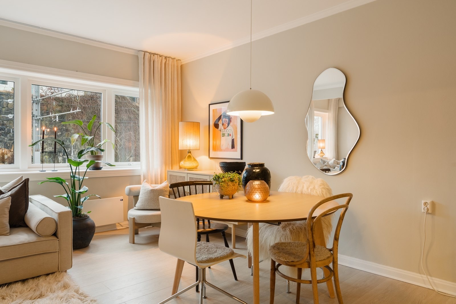 Her er det god plass til både en sofagruppe og spiseplass. Galleribilde