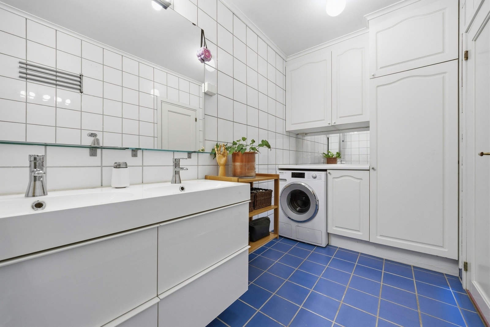 Badet har opplegg for vaskemaskin. Galleribilde