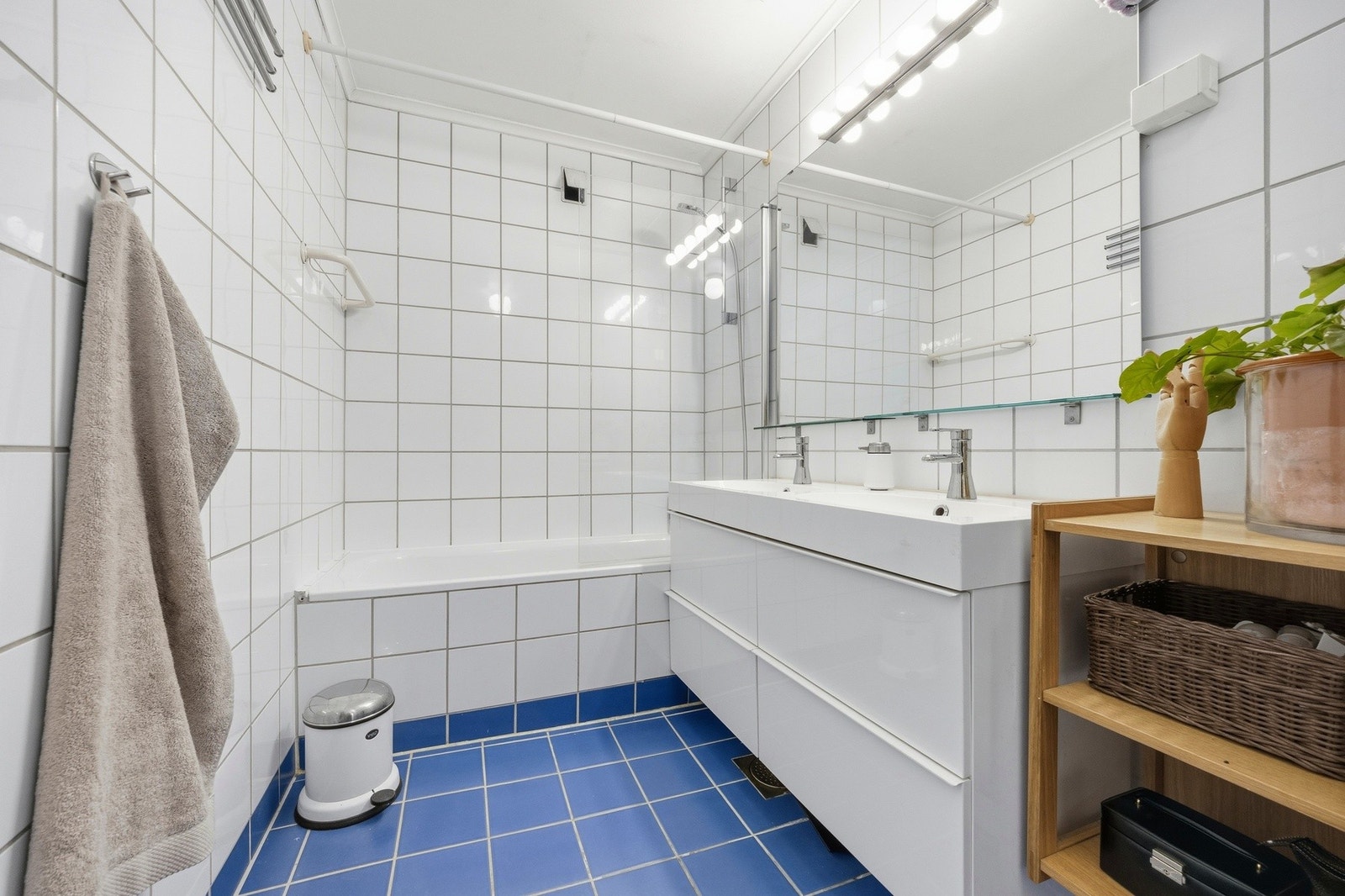 Praktisk og pent flislagt bad med behagelig gulvvarme. Galleribilde