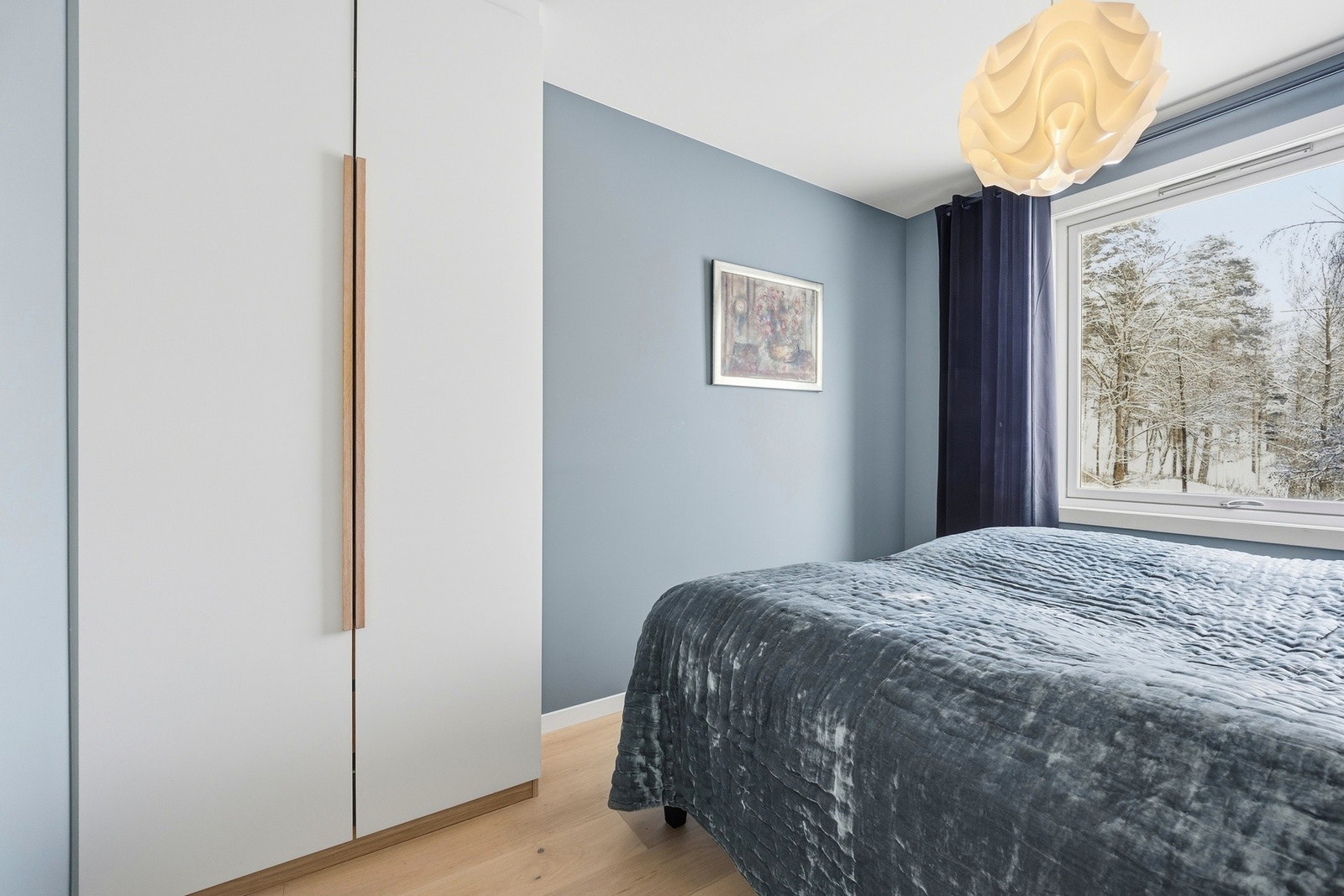 Det er satt inn et garderobeskap med god plass til oppbevaring av klær og tilbehør, som medfølger salget. Galleribilde