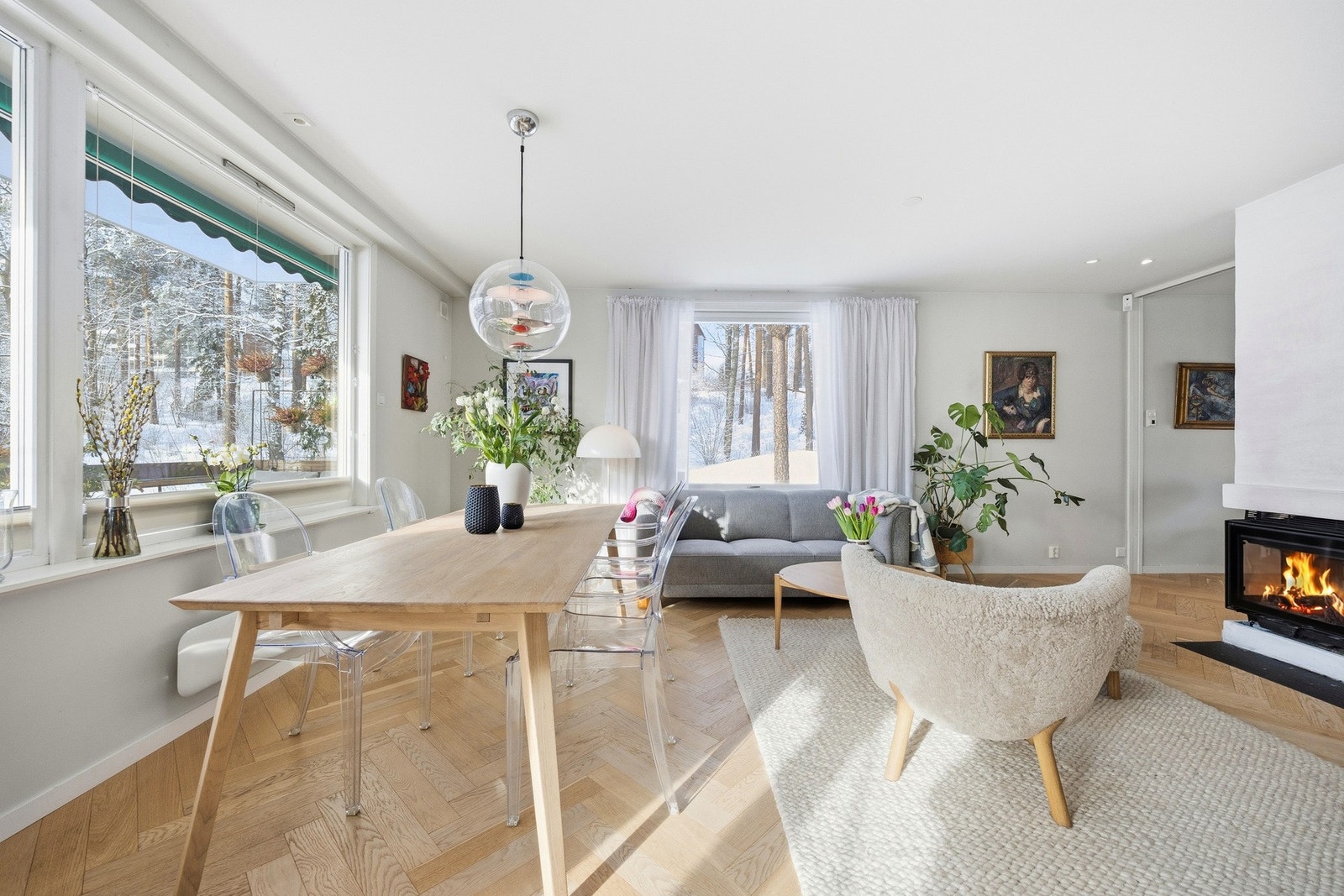 Det er god plass til et romslig spisebord hvor hele familien kan samles. Galleribilde