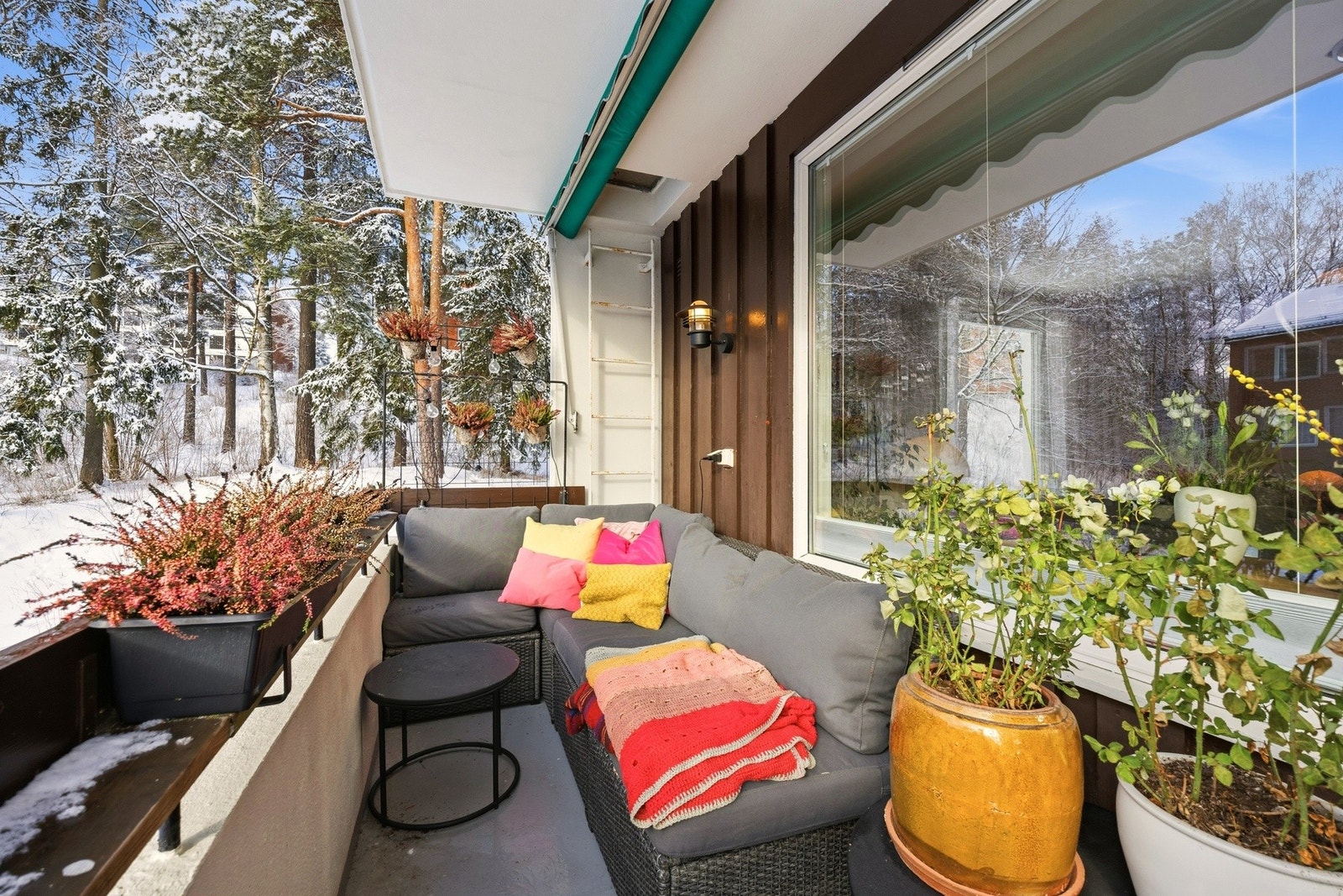 Balkongen er sørvestvendt og har gode solforhold stor deler av dagen Galleribilde