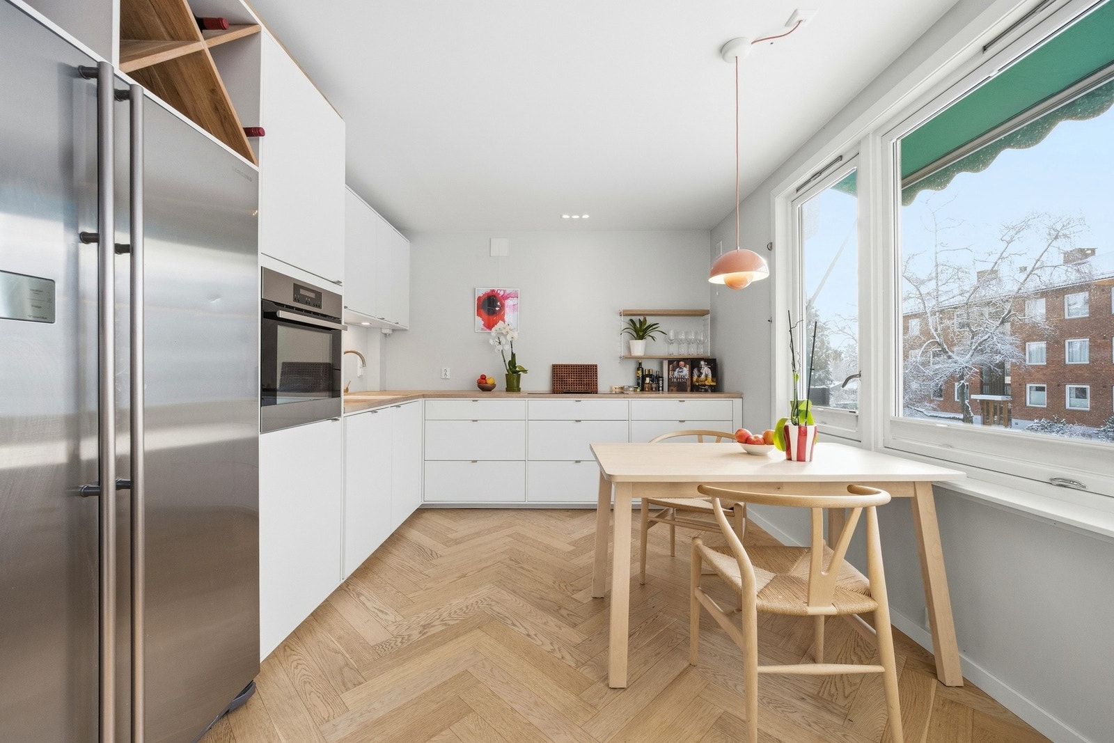 Kjøkkenet ligger i en åpen og sosial løsning - perfekt for sosiale sammenkomster. Galleribilde