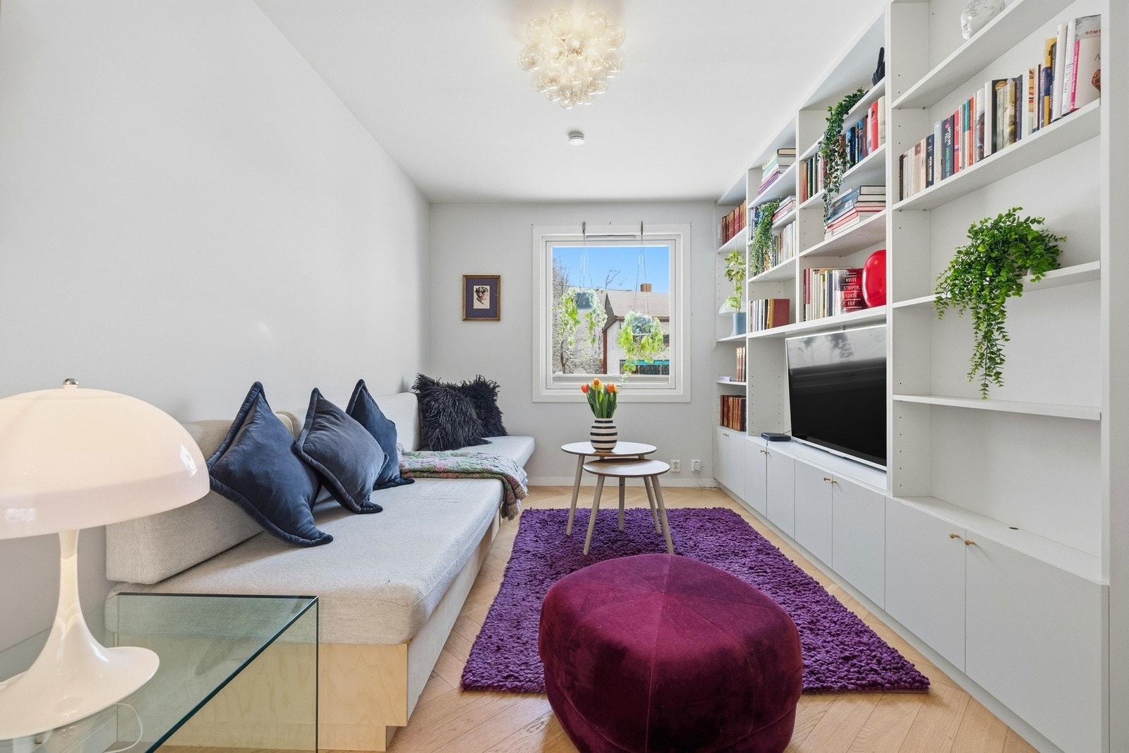 TV-stuen er et hyggelig og skjermet rom som egner seg godt som ekstra oppholdsrom, medie-/TV-rom eller hjemmekontor. Galleribilde