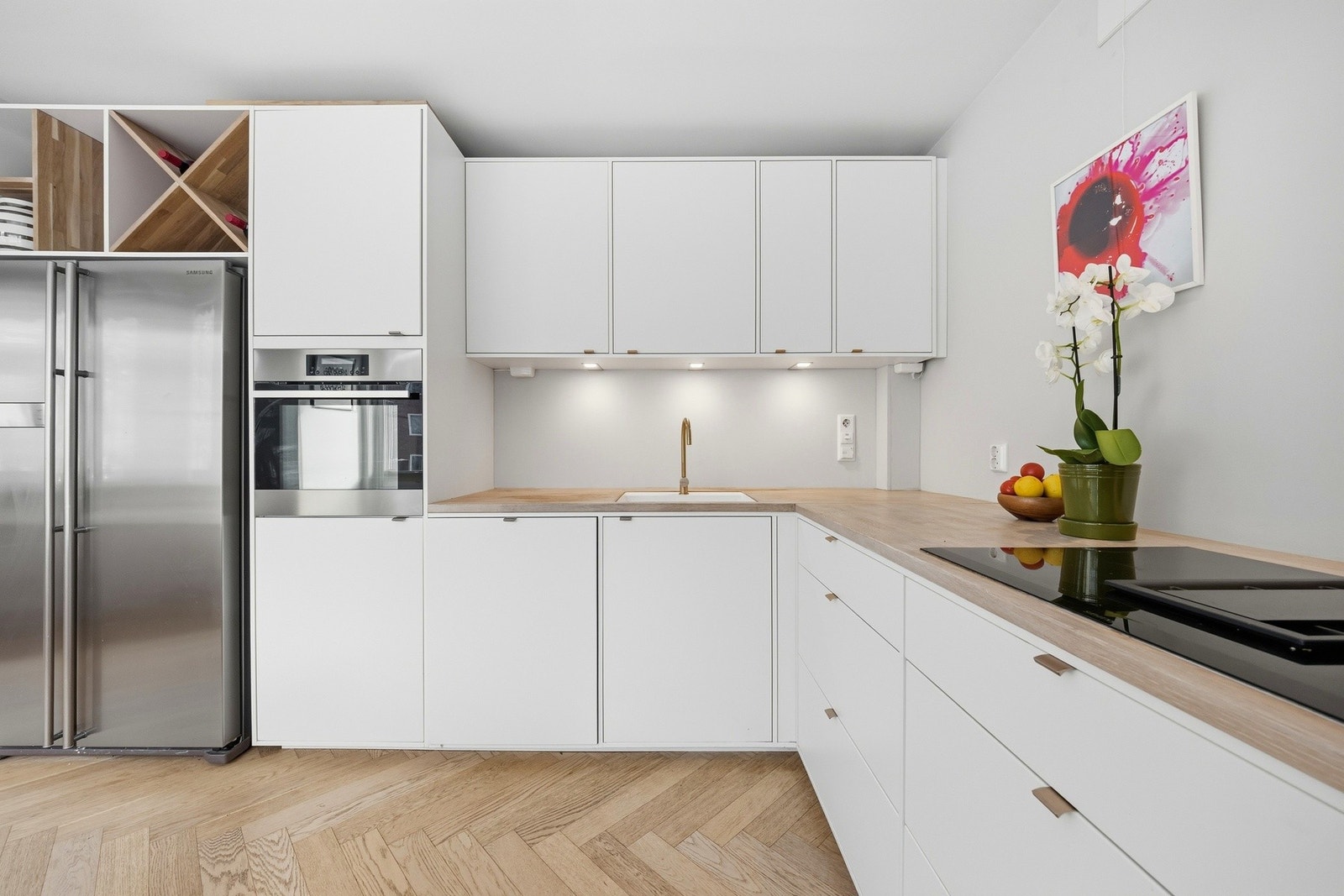 Integrert belysning gir både godt arbeidslys og en stemningsfull atmosfære på kveldstid. Galleribilde