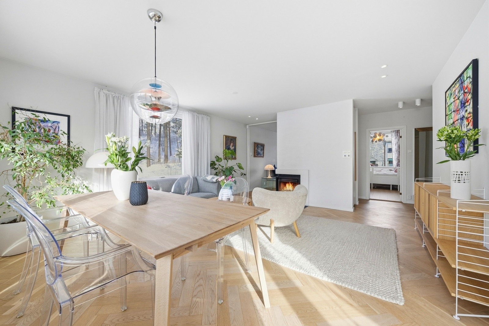 Stuedelen har en sømløs overgang til spisestuedelen. Galleribilde