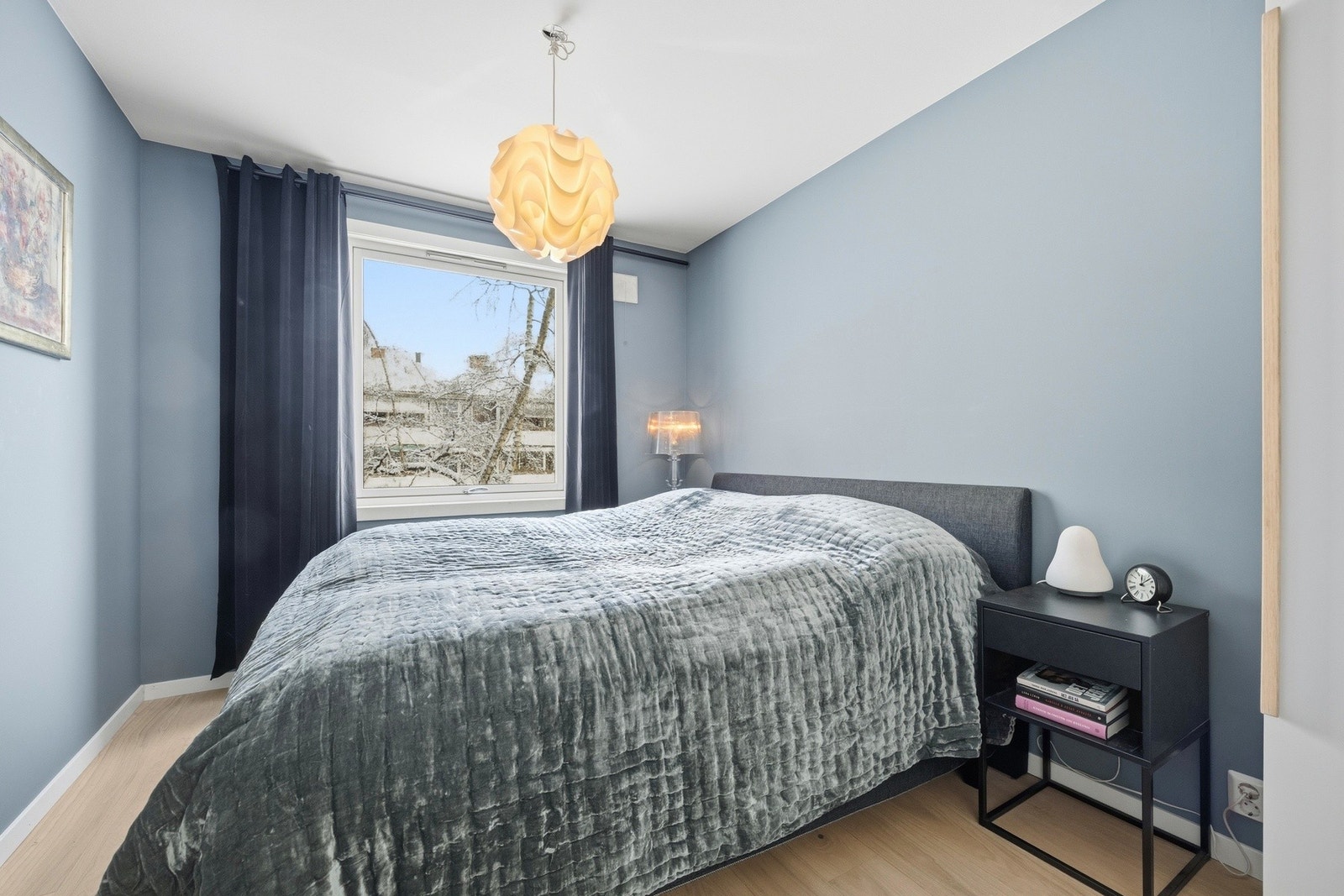 Hovedsoverommet er romslig med god plass til en dobbeltseng, nattbord og dekor. Galleribilde