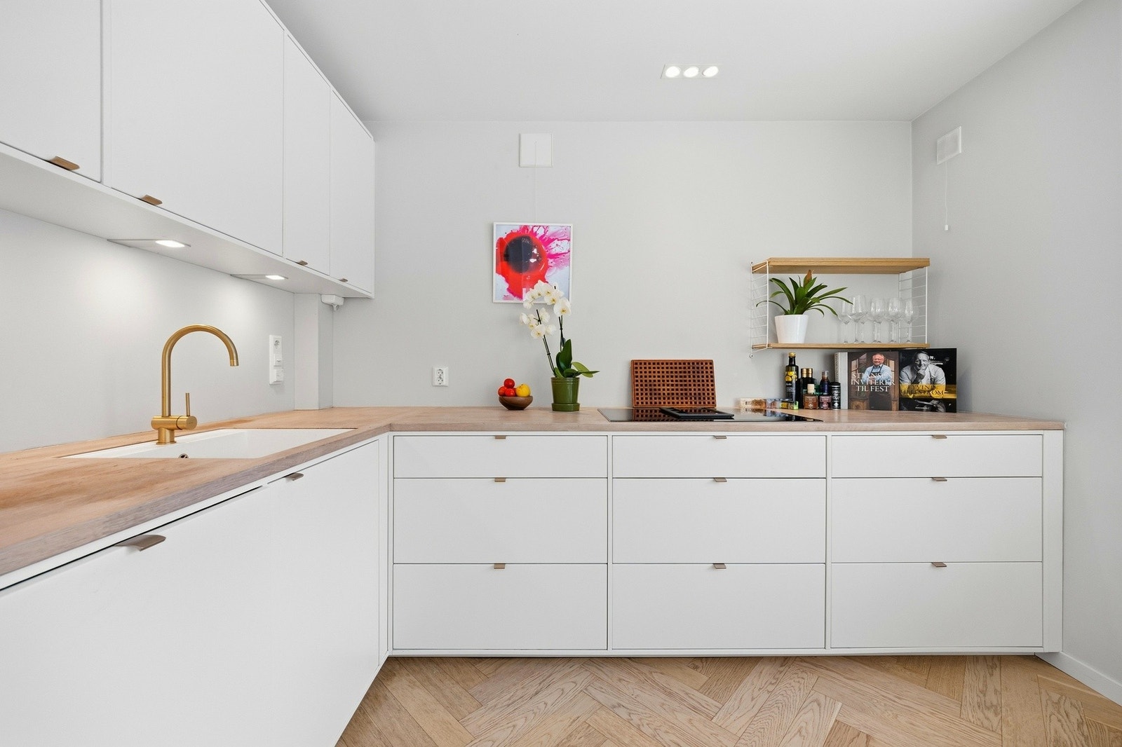 Her er det godt med både skap- og benkeplass, og kjøkkenet er utstyrt med integrerte hvitevarer. Galleribilde