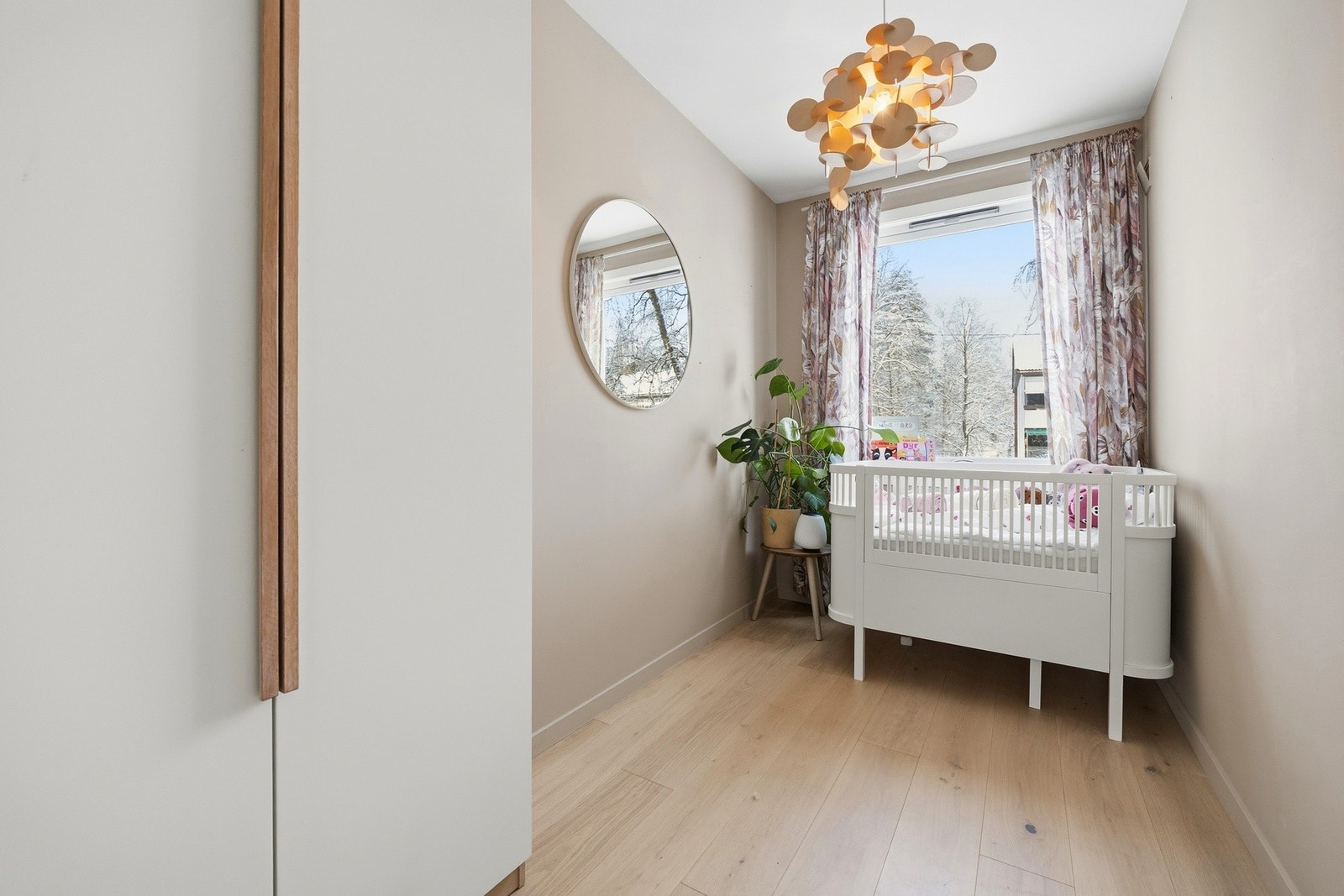 Det andre soverommene er også av god størrelse med plass til en seng, nattbord og en oppbevaringsløsning. Galleribilde