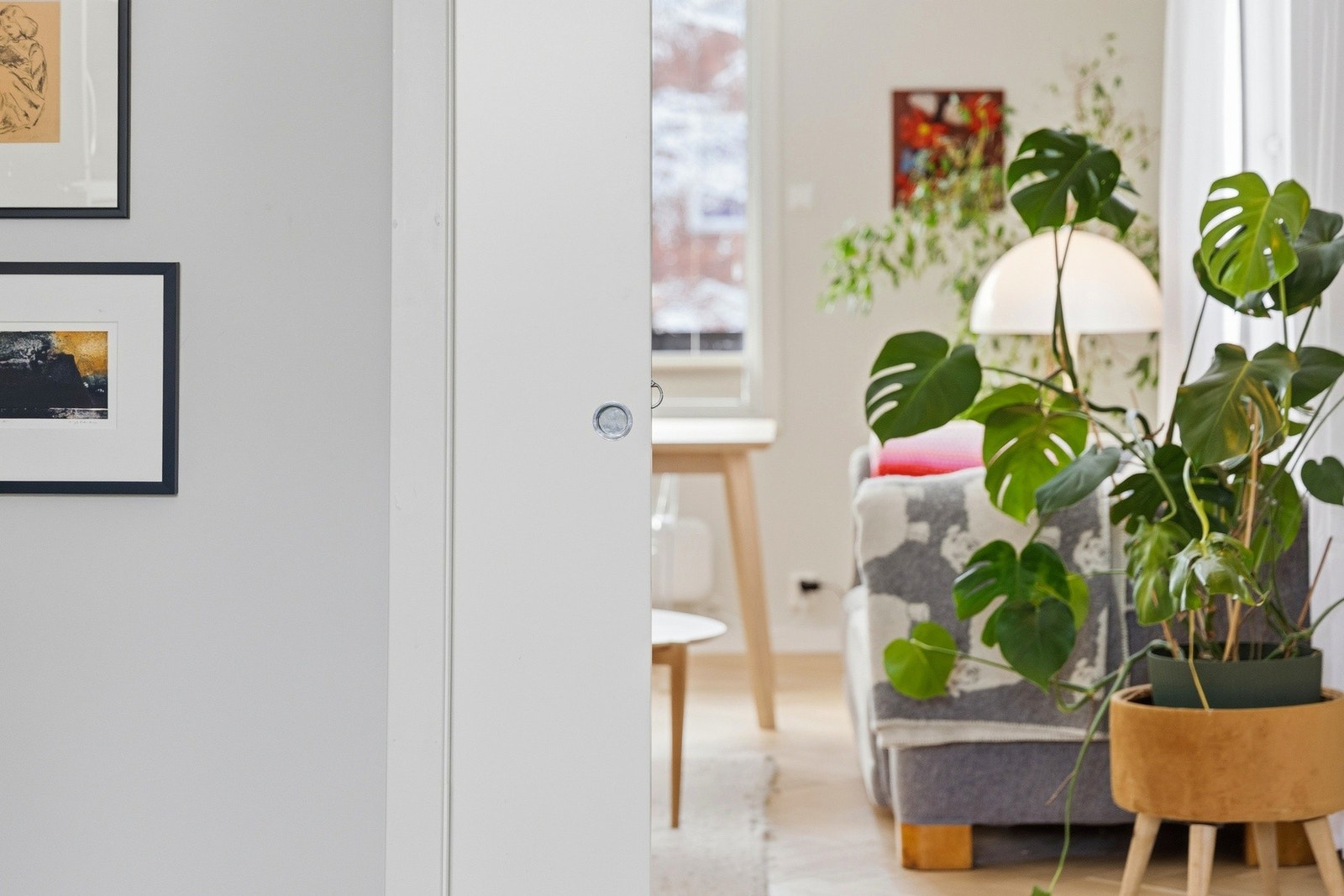 Praktisk skyvedør som skiller stuen fra TV-stuen og gir fleksible løsninger etter behov. Galleribilde