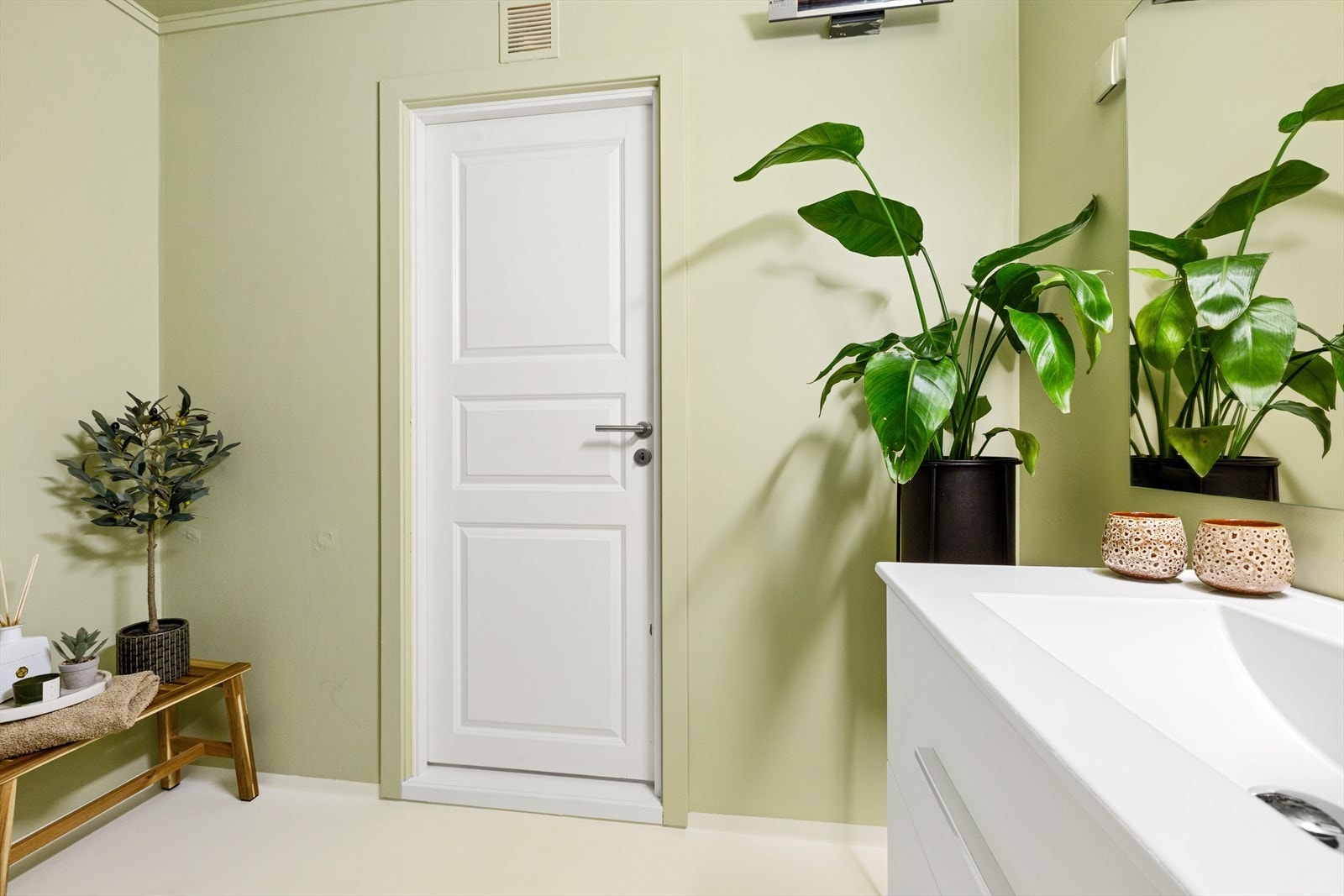 Badet er nymalt Galleribilde