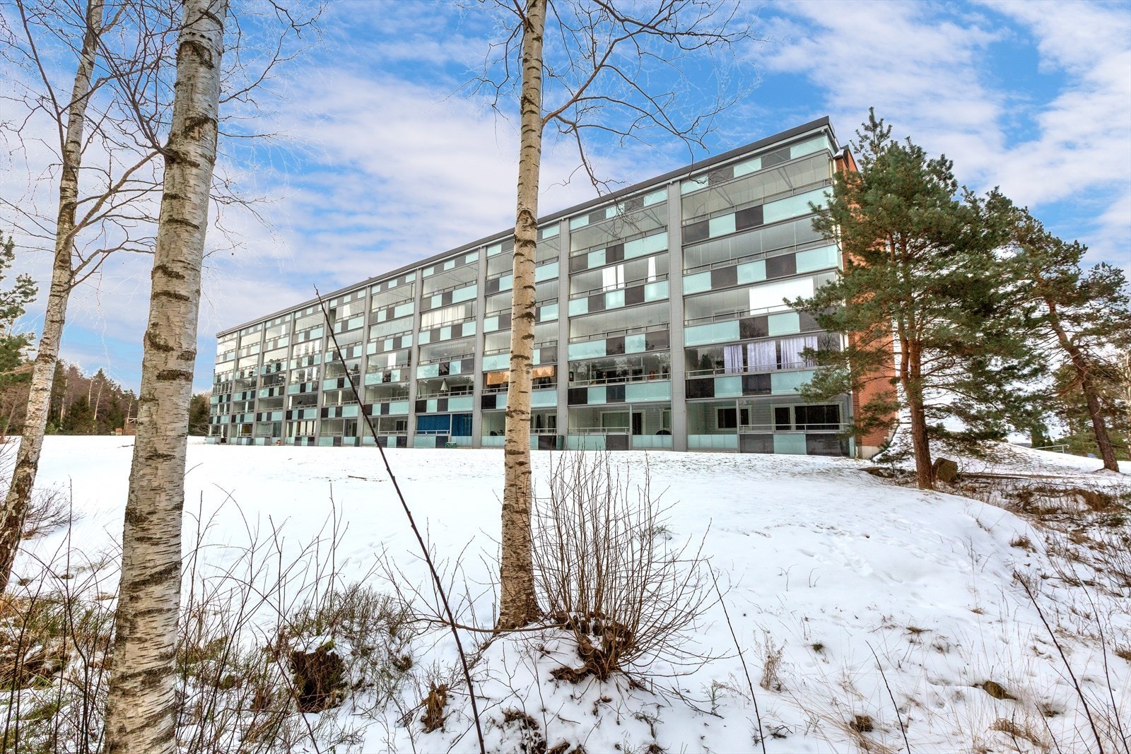 Leiligheten ligger her i første etg med praktisk direkte adkomst fra veranda til gressplenen og fellesarealene Galleribilde