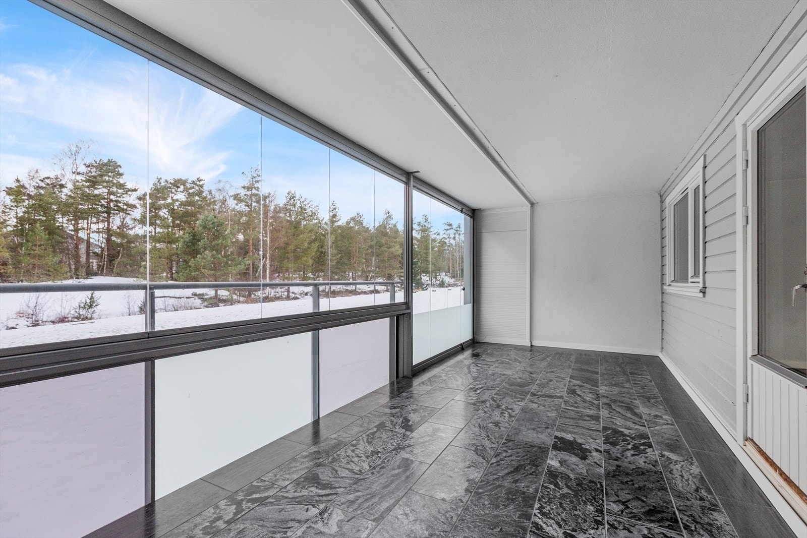 Innglassingen er åpningsbar og her kan man gå rett ut på gressplenen og fellesarealene Galleribilde