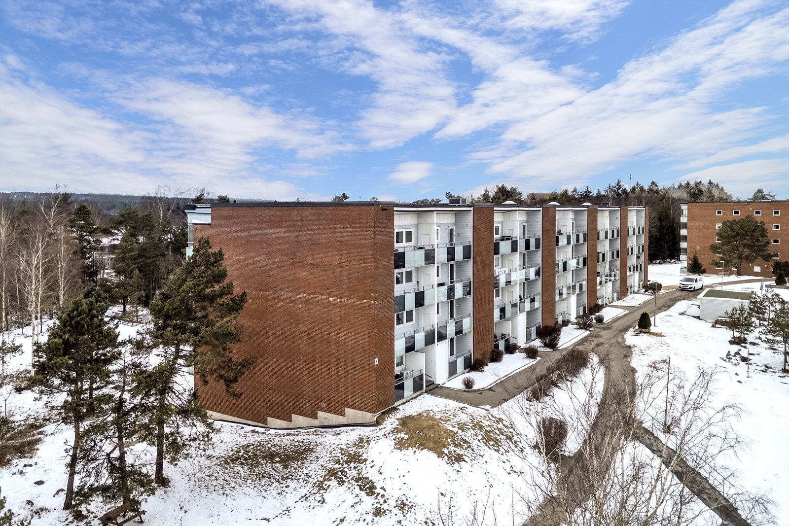 Blokka sett fra inngangssiden- boligen ligger i underetg. sett fra inngangssiden Galleribilde