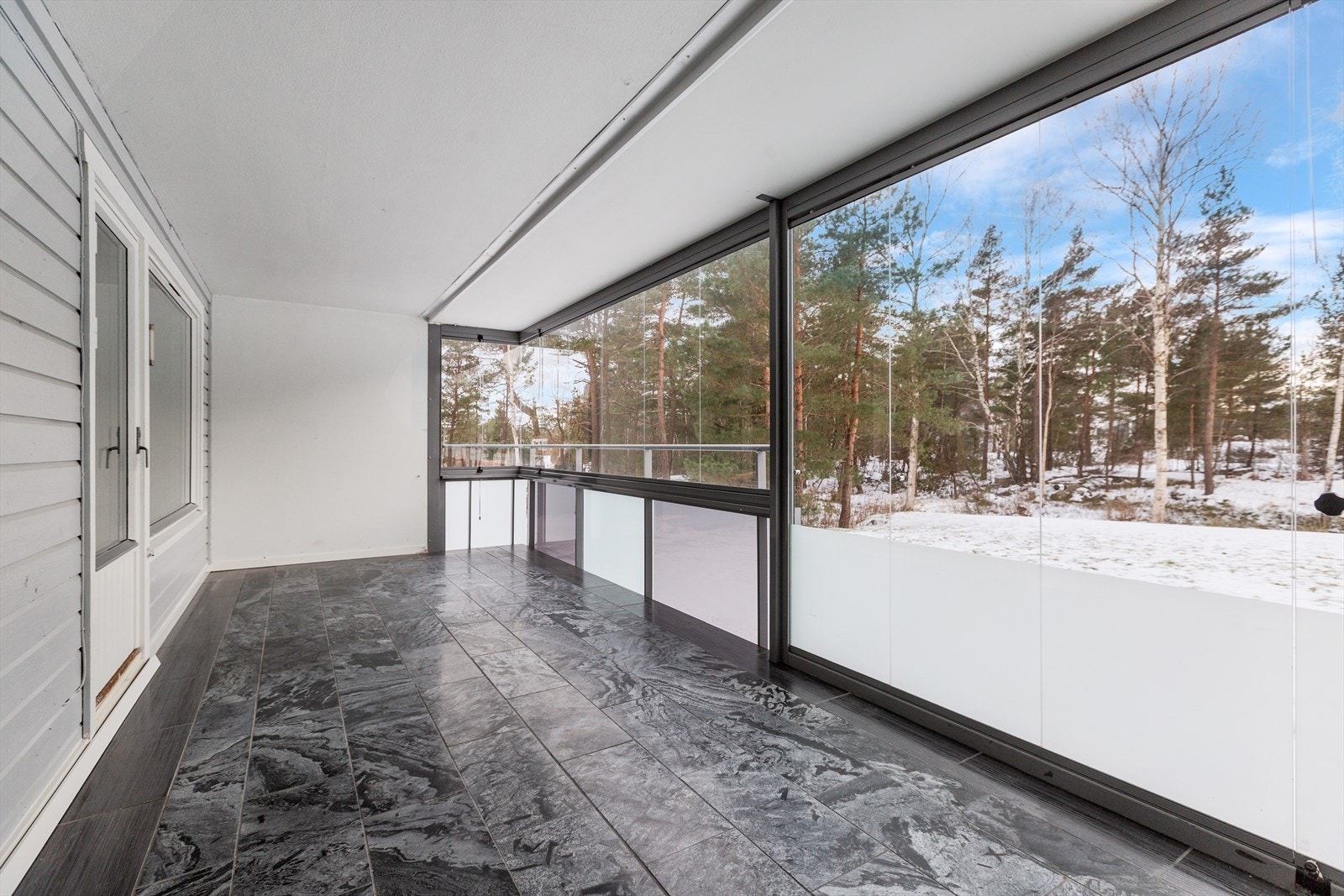 Stor innglasset veranda på 19 kvm- det er lagt fliser på gulvet Galleribilde