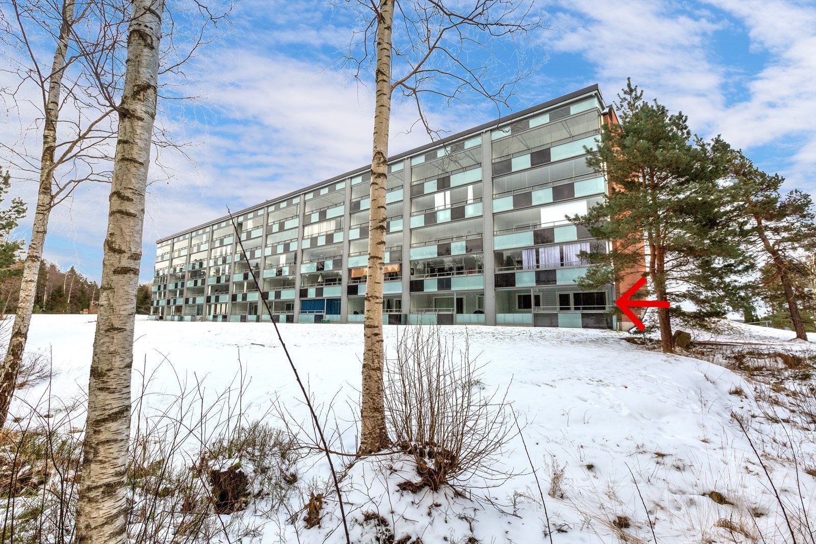 Leiligheten ligger her i første etg med praktisk direkte adkomst fra veranda til gressplenen og fellesarealene Galleribilde