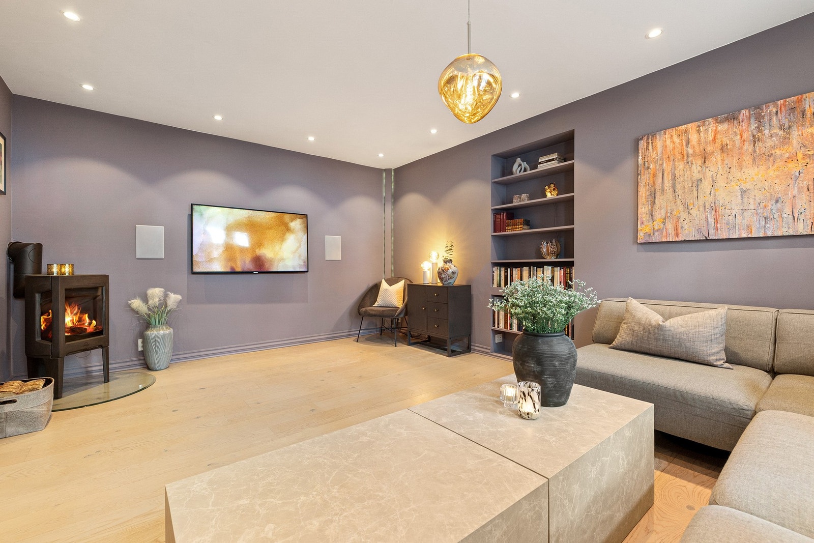 Stuens størrelse og utforming gir fleksible møbleringsmuligheter, og den innebygde bokhyllen tilfører både funksjonalitet og et stilrent preg. Galleribilde