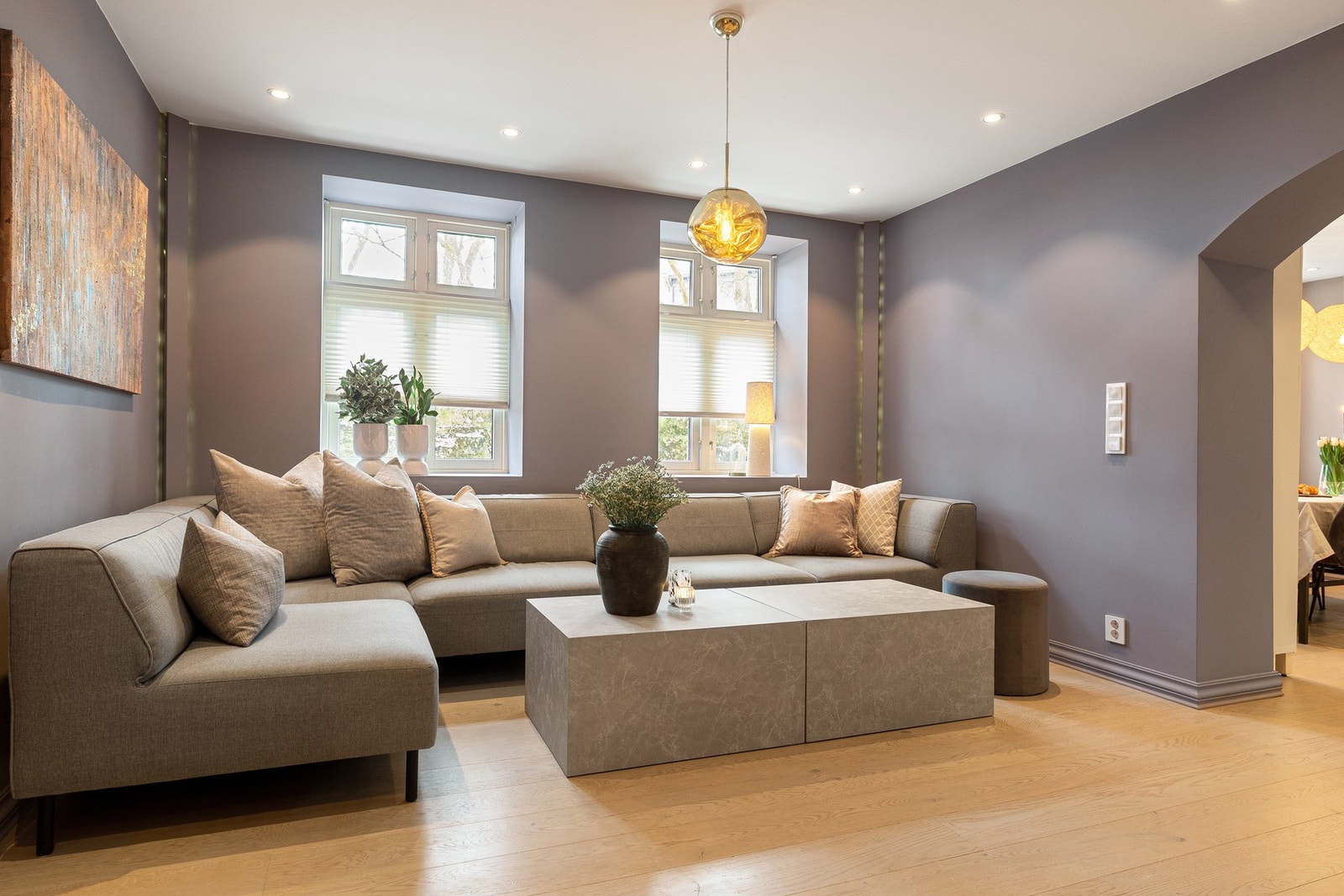 Stuen har lite innsyn og oppleves skjermet og privat, med plisségardiner som effektivt skjermer samtidig som utsynet mot grønne omgivelser bevares. Galleribilde