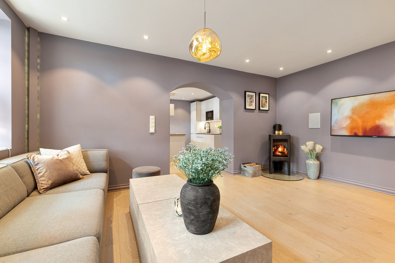 Gulvet er belagt med lys og pen 1-stavs parkett som sammen med malte vegger i en dempet lilla nyanse gir rommet et moderne og harmonisk uttrykk. Galleribilde