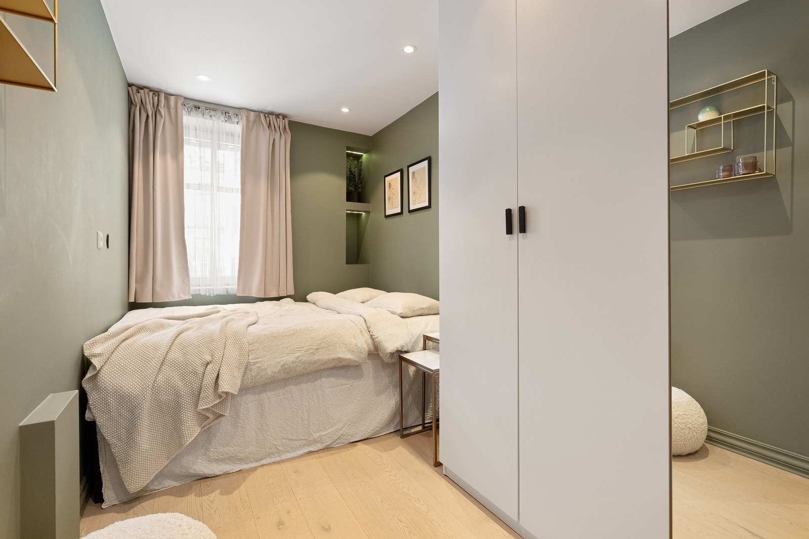 Hovedsoverommet vender ut mot bakgård og oppleves tilbaketrukket og skjermet, med lite støy og godt privatliv. Galleribilde