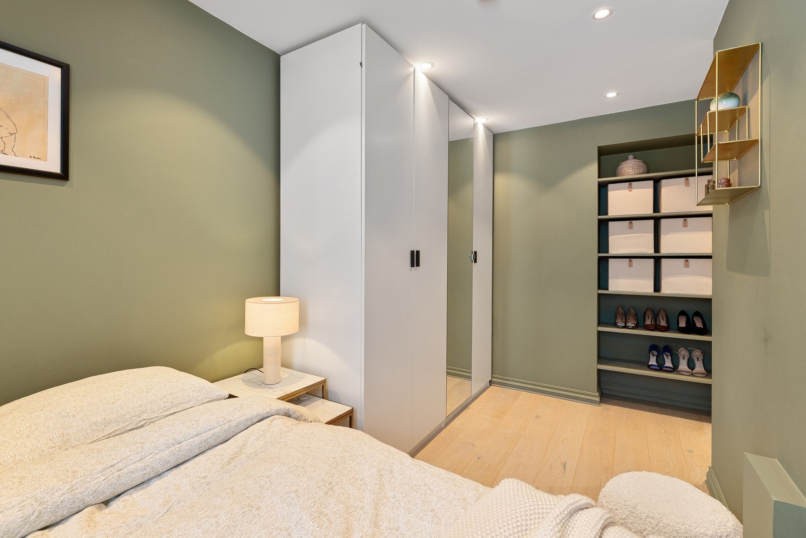 Over sengen er det etablert praktiske nisjer og innebygde hyller som gir smart plassutnyttelse og gode oppbevaringsmuligheter på hovedsoverommet. Galleribilde