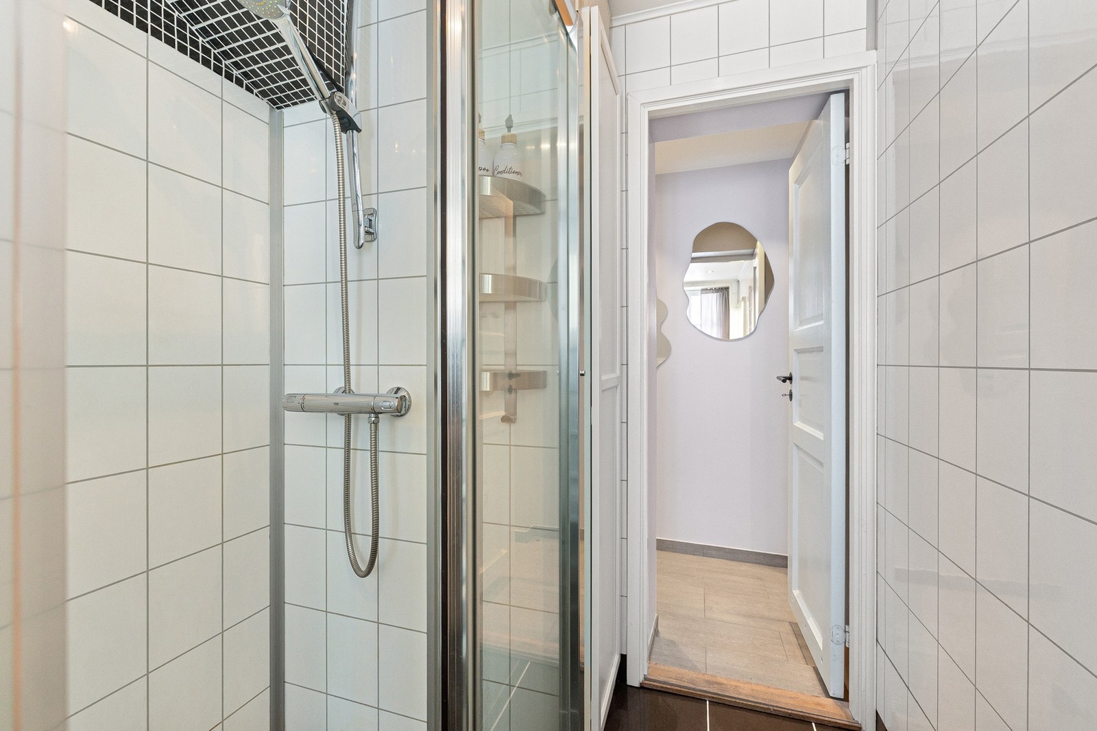 Badet ble opprinnelig etablert i 2011 og er senere oppgradert i 2019 med nytt vifteavtrekk, ny servant med understell samt nytt speil med integrert belysning. Galleribilde