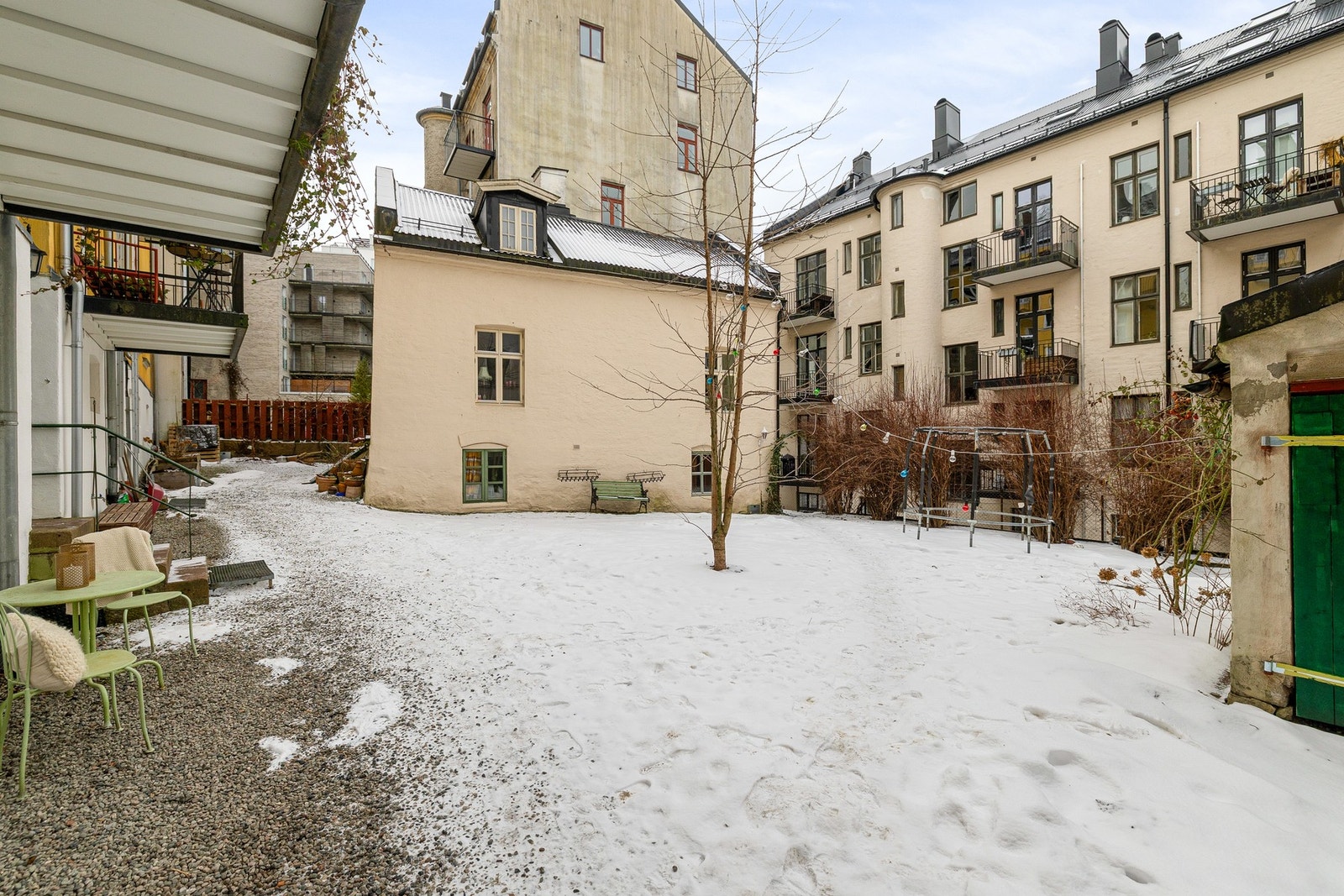 Bakgården er pent opparbeidet med gruslagte gangveier, gressplen med sittegrupper og diverse beplantning. Galleribilde