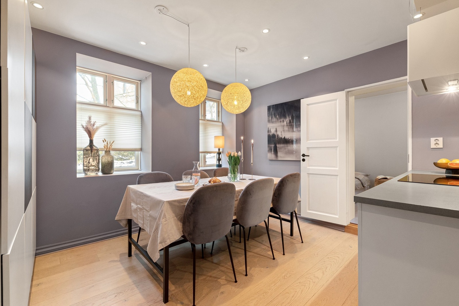 I forkant av kjøkkenøyen er det plass til et større spisebord. Galleribilde