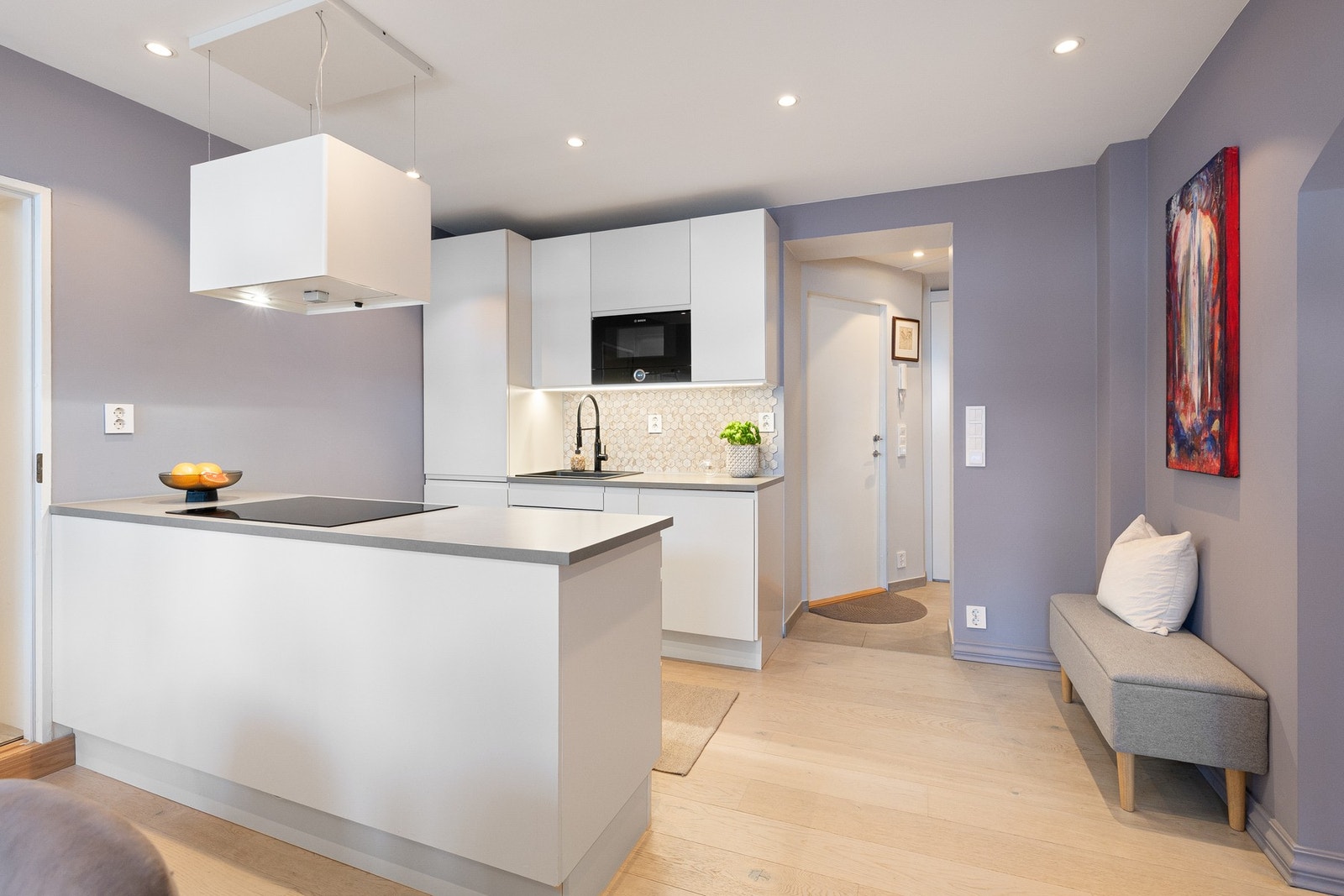 Det er rikelig med arbeidsplass og gode oppbevaringsmuligheter i både skap og skuffer, noe som gir en svært praktisk kjøkkenløsning. Galleribilde