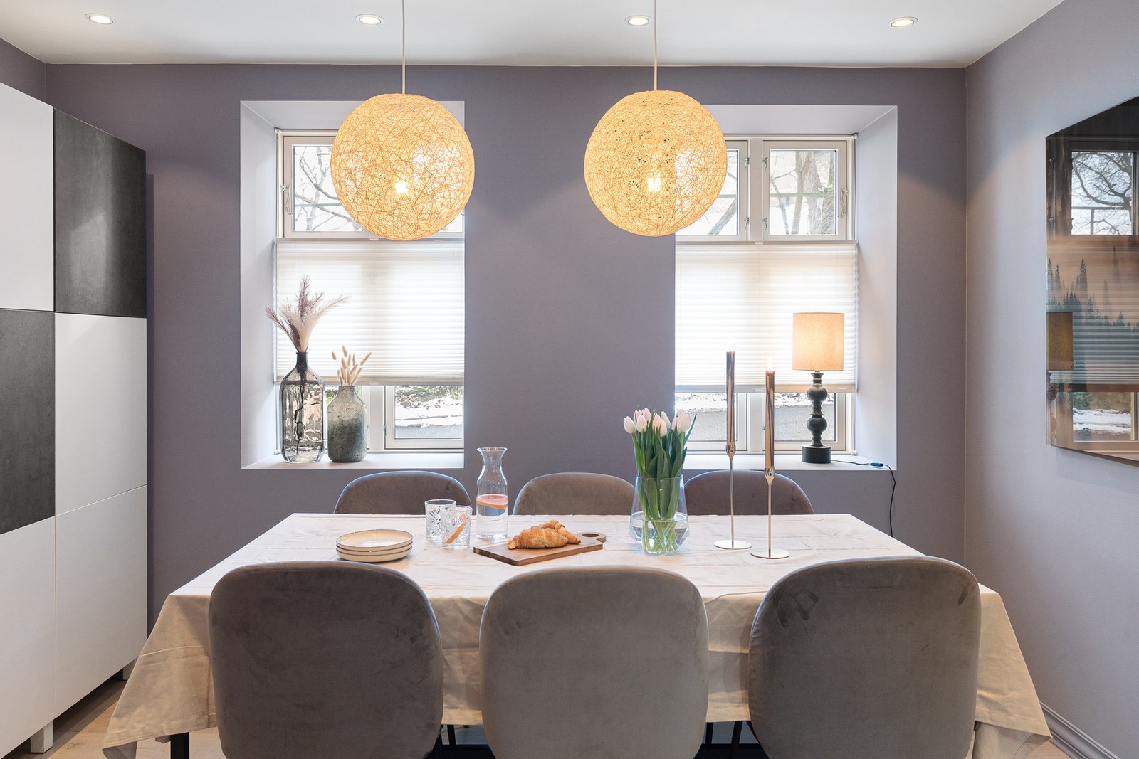 Spisestuen har to store vinduer som gir fint lysinnslipp og en behagelig romfølelse. Vinduenes dype karmer gir ekstra dybde og kan benyttes til dekor eller planter. Galleribilde