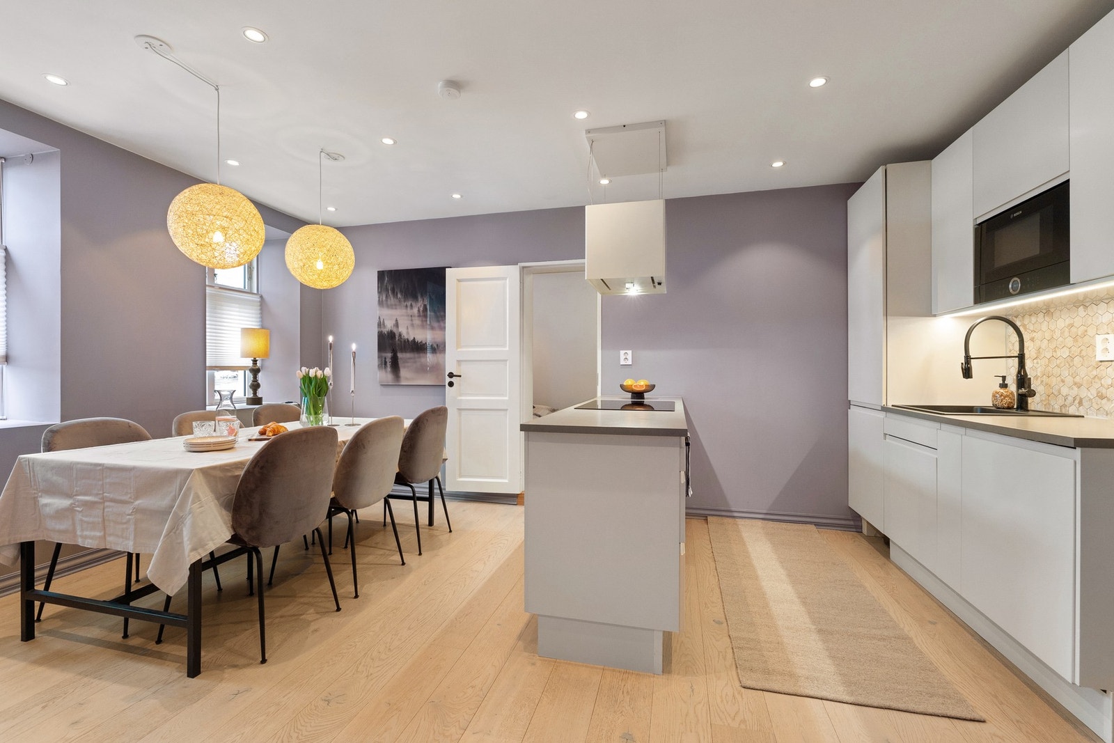 Dette er en stilren 3-roms bolig på 69m², beliggende i et attraktivt og fredelig område på St. Hanshaugen. Galleribilde