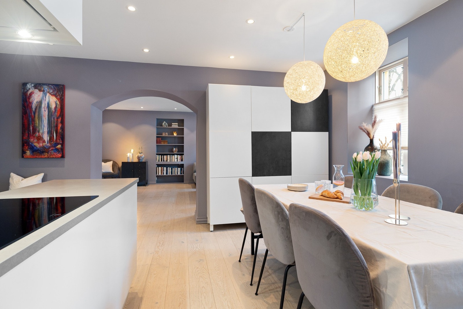 Boligen har en sosial og gjennomtenkt planløsning med fine løsninger som legger godt til rette for både hverdagsliv og hyggelige sammenkomster. Galleribilde