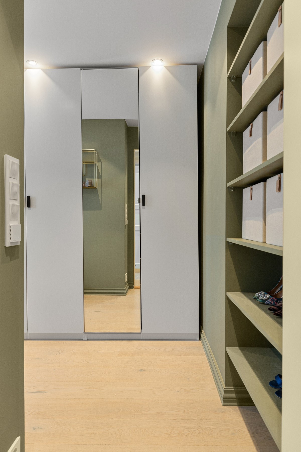 Hovedsoverommet er malt i en behagelig lys grønn nyanse som skaper en rolig og harmonisk atmosfære. Galleribilde