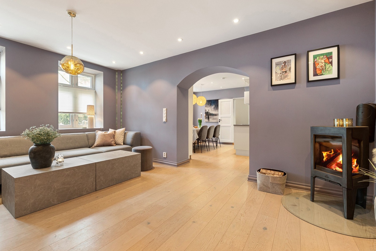 Stuen har en stor og flott bue som leder videre inn mot kjøkken og spiseplass, noe som gir en åpen og sosial planløsning med naturlige soner. Galleribilde