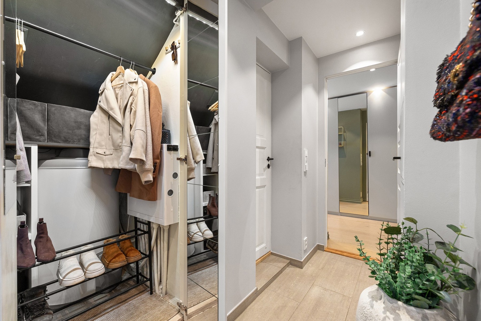 I tilknytning til gangen er et innvendig kott med oppbevaringsplass og boligens varmtvannsbereder. Galleribilde