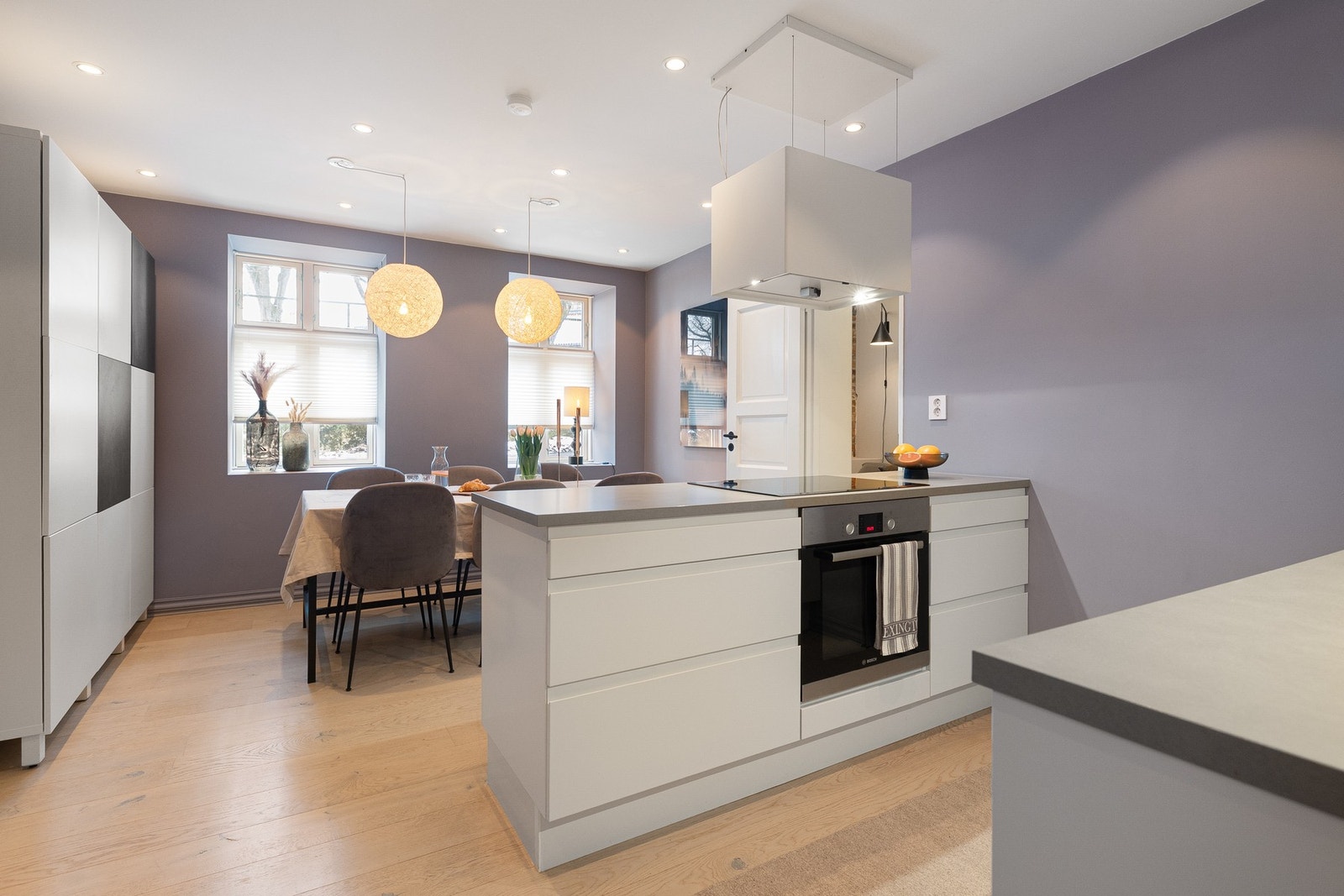 Kjøkkenet er fullt utstyrt med integrerte hvitevarer, herunder induksjonskoketopp, stekeovn, mikrobølgeovn, kjøleskap/fryser og oppvaskmaskin. Galleribilde