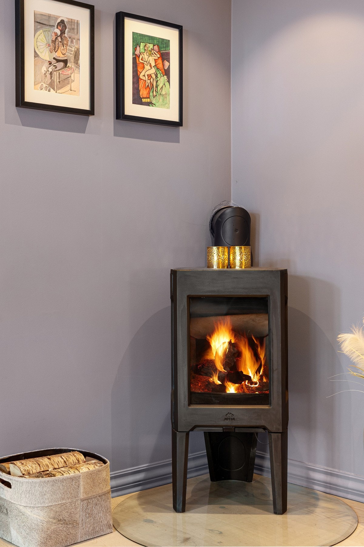 I hjørnet av stuen er det plassert en peisovn som skaper en lun og hyggelig atmosfære, særlig i vinterhalvåret Galleribilde