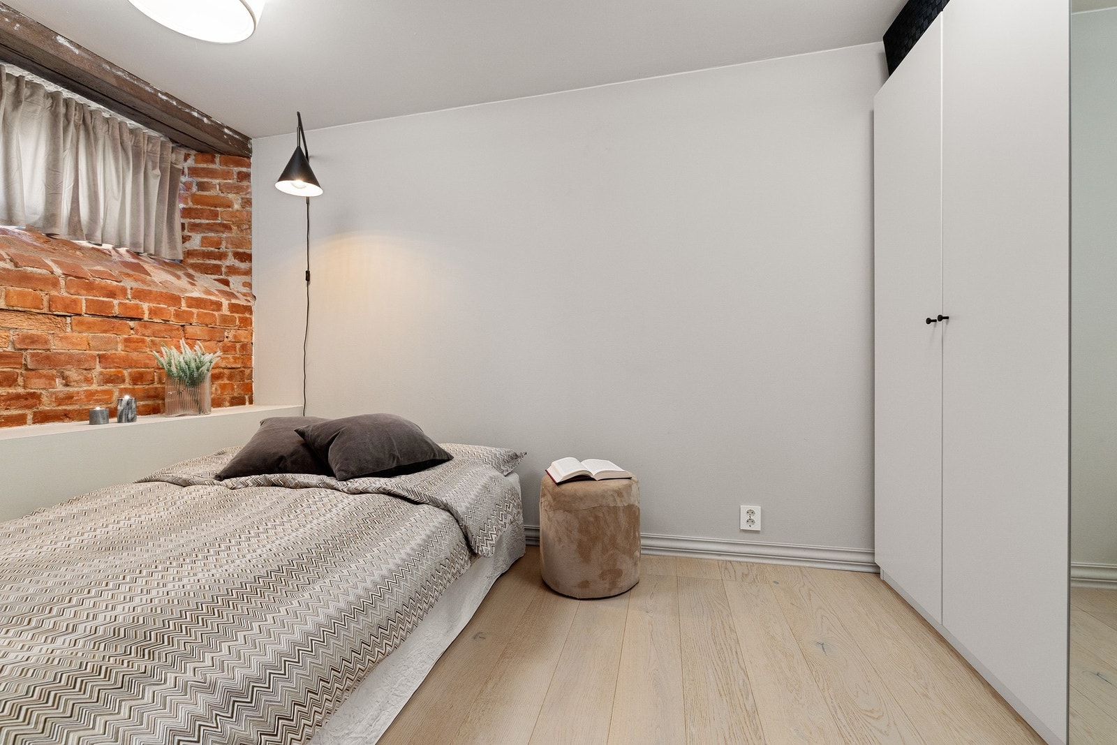 Soverom 2 var tidligere en innvendig bod, men ble i 2022 reseksjonert og omgjort til boligens andre soverom. Arbeidene er godkjent, og rommet fikk ferdigattest i 2023. Galleribilde