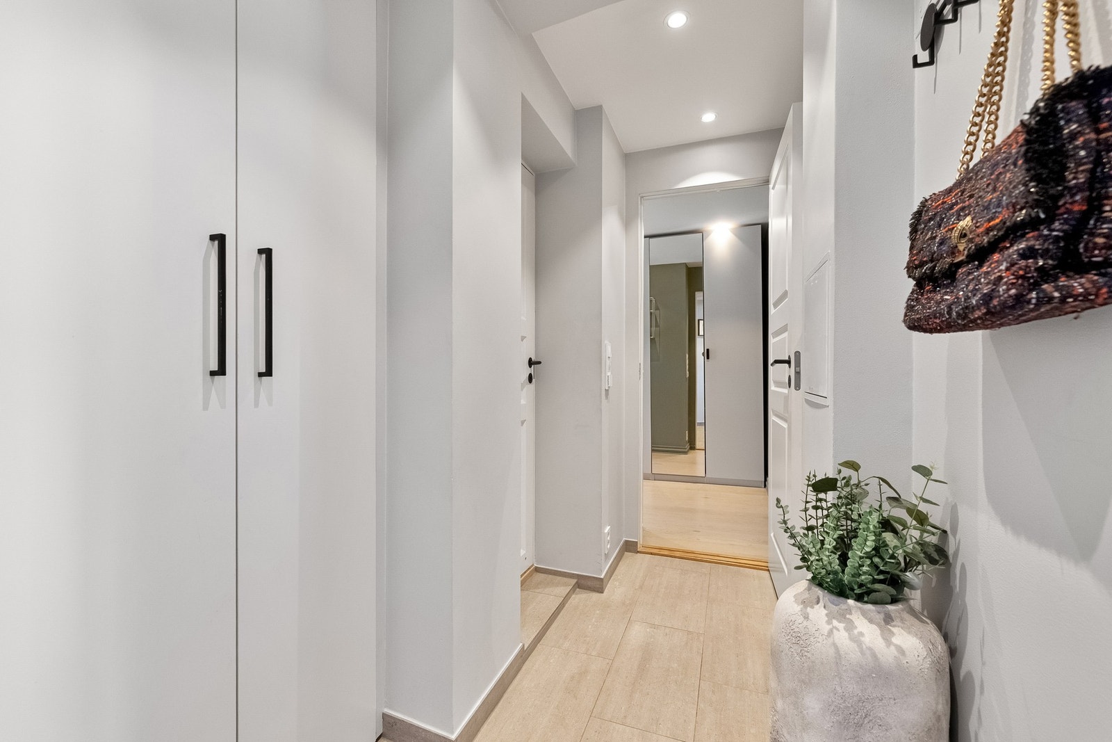 Vell innenfor inngangspartiet møtes du av en gjennomført entré. Galleribilde