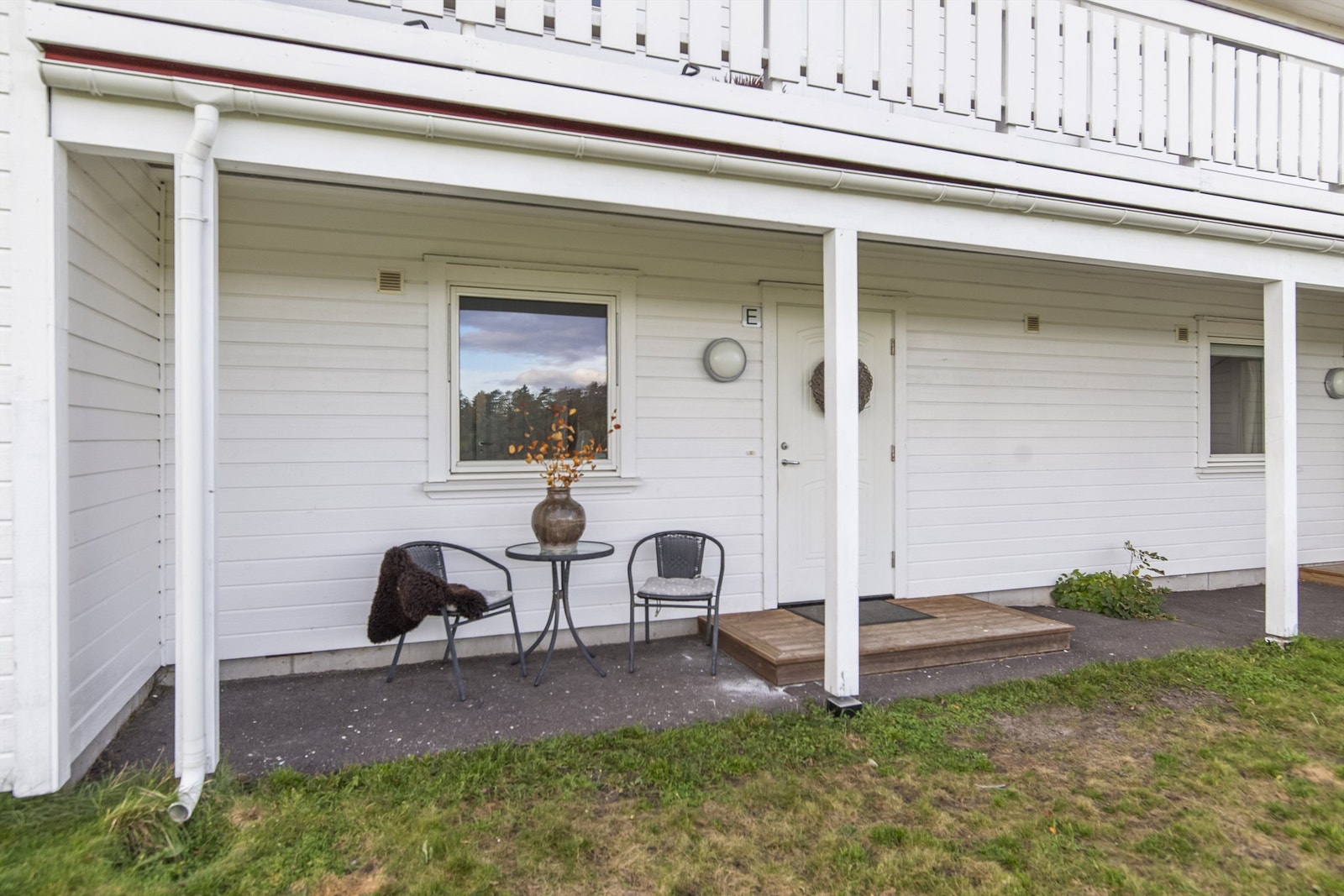 Liten uteplass ved inngangsparti Galleribilde