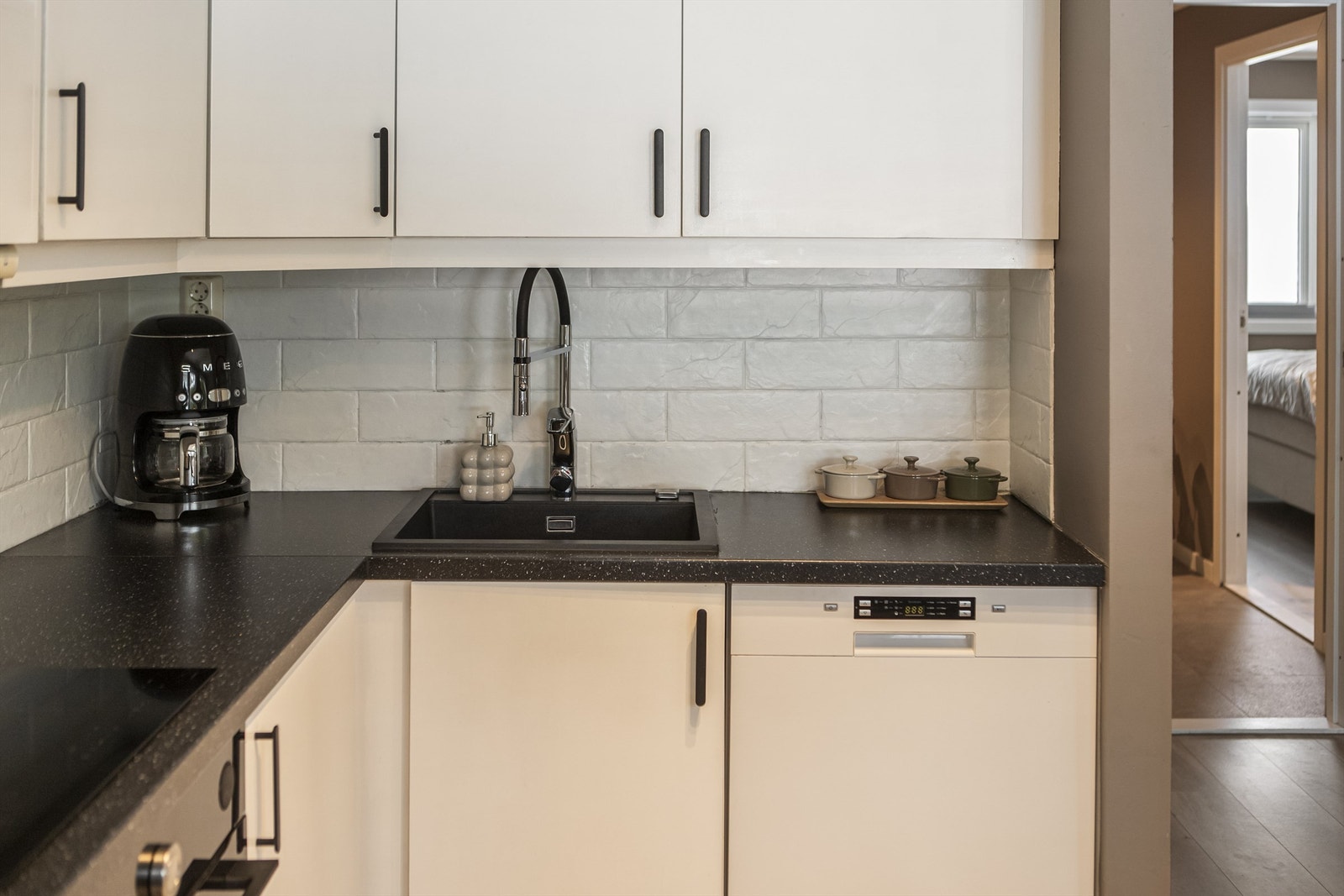 Oppgradert med benkeplate, oppvaskkum, komfyr, induksjonstopp, blandebatteri (kran) og håndtak Galleribilde