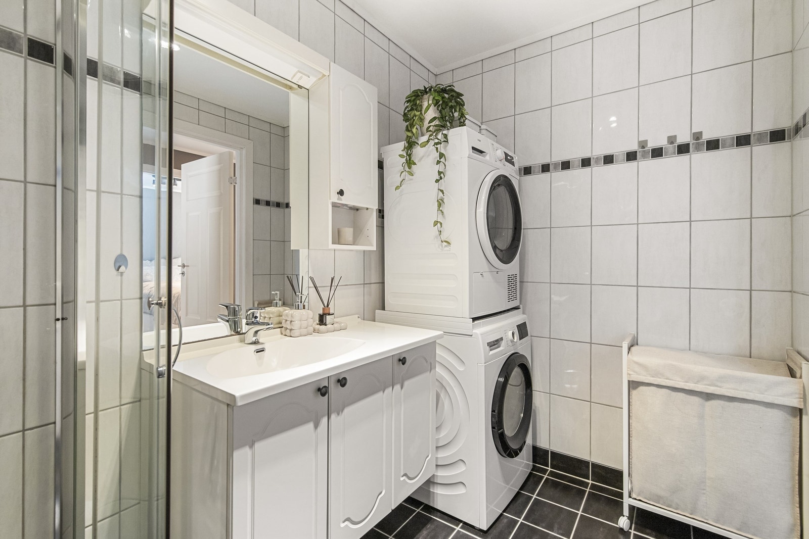 Flislagt bad med opplegg for vaskemaskin Galleribilde