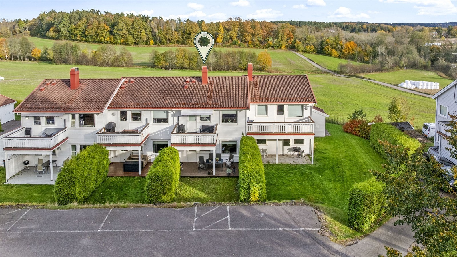 Felles parkeringsplass på fremsiden av leilighetene Galleribilde