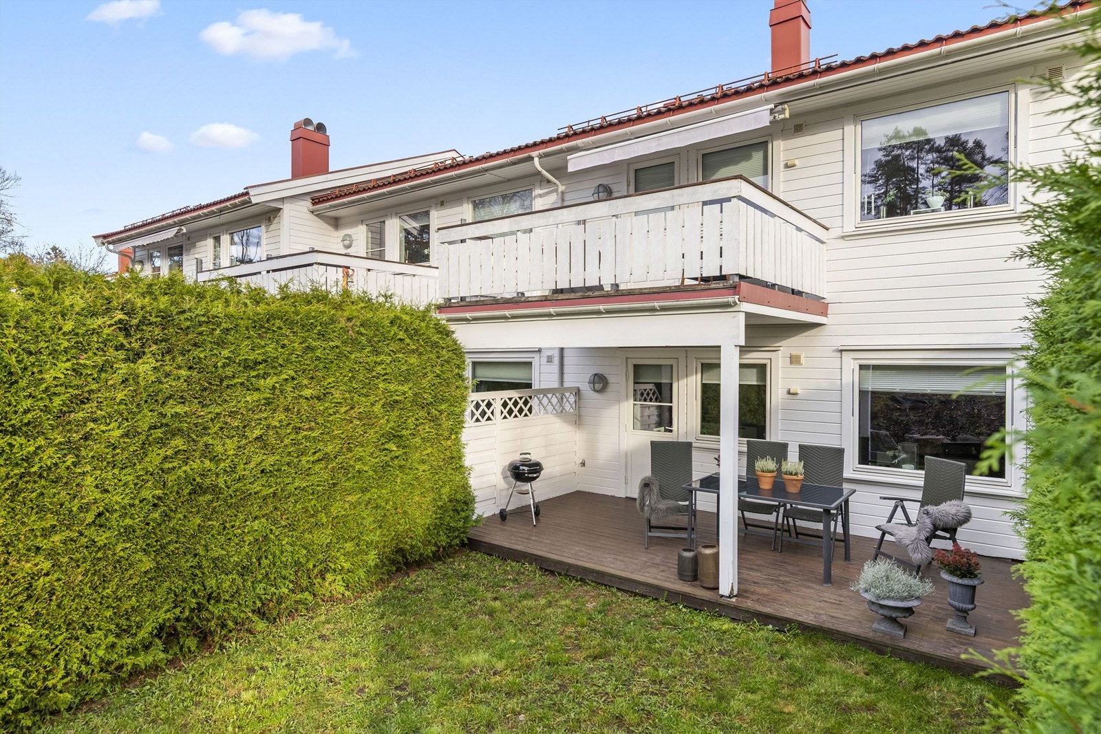 Praktisk beliggende i 1.etasje med adkomst til egen uteplass og hagedel Galleribilde