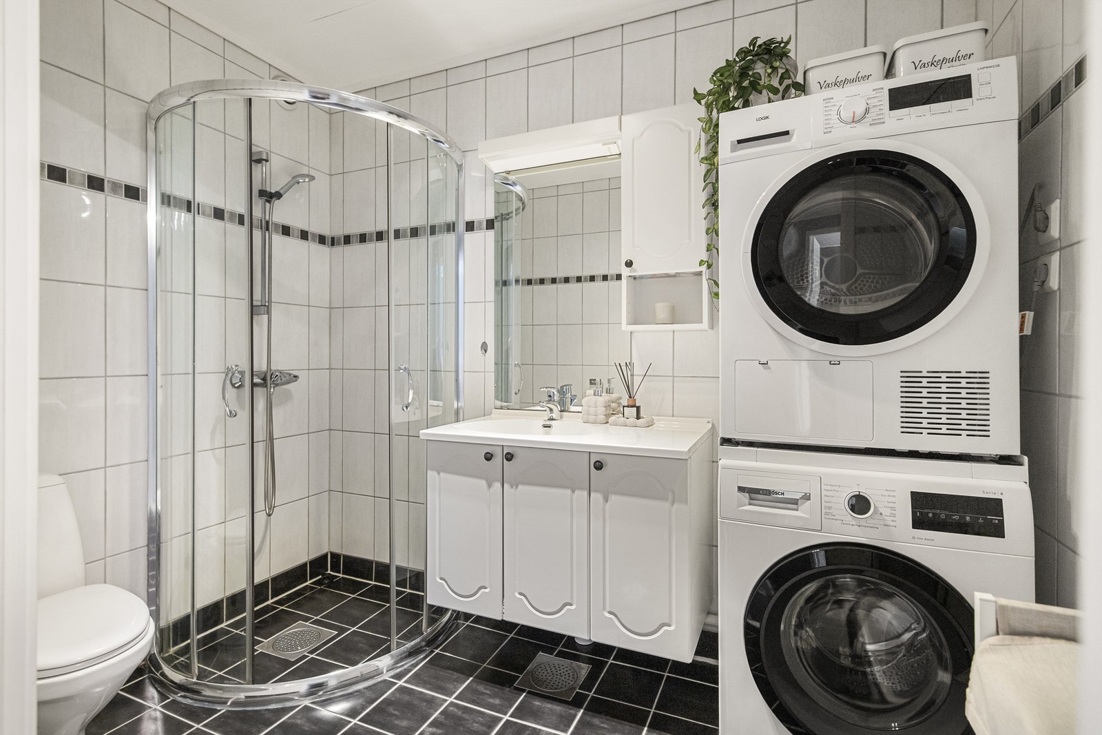 Bad med varmekabler, dusjhjørne, wc og servant Galleribilde