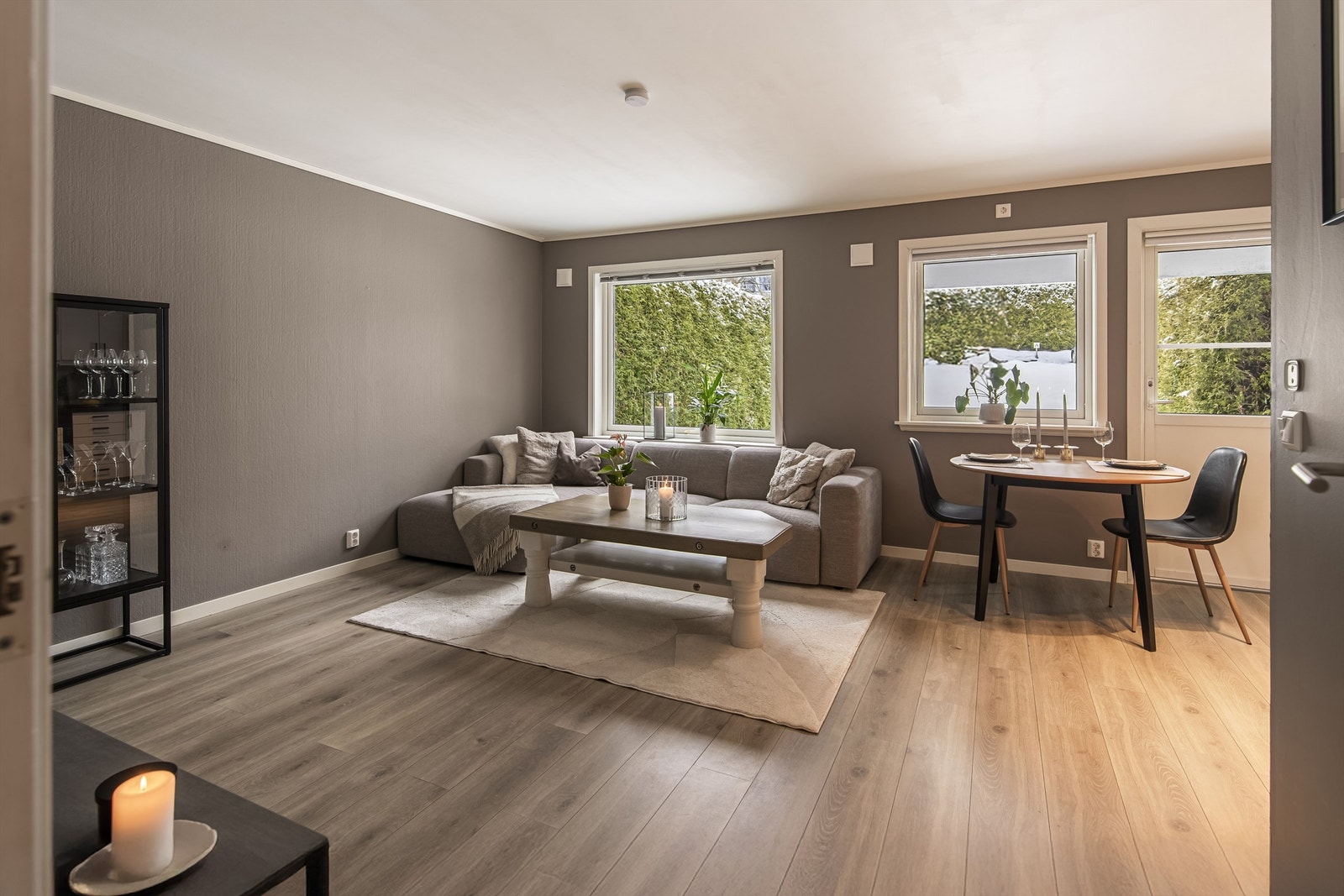 Stue og kjøkkendelen er i en åpen løsning med adkomst til uteplass Galleribilde