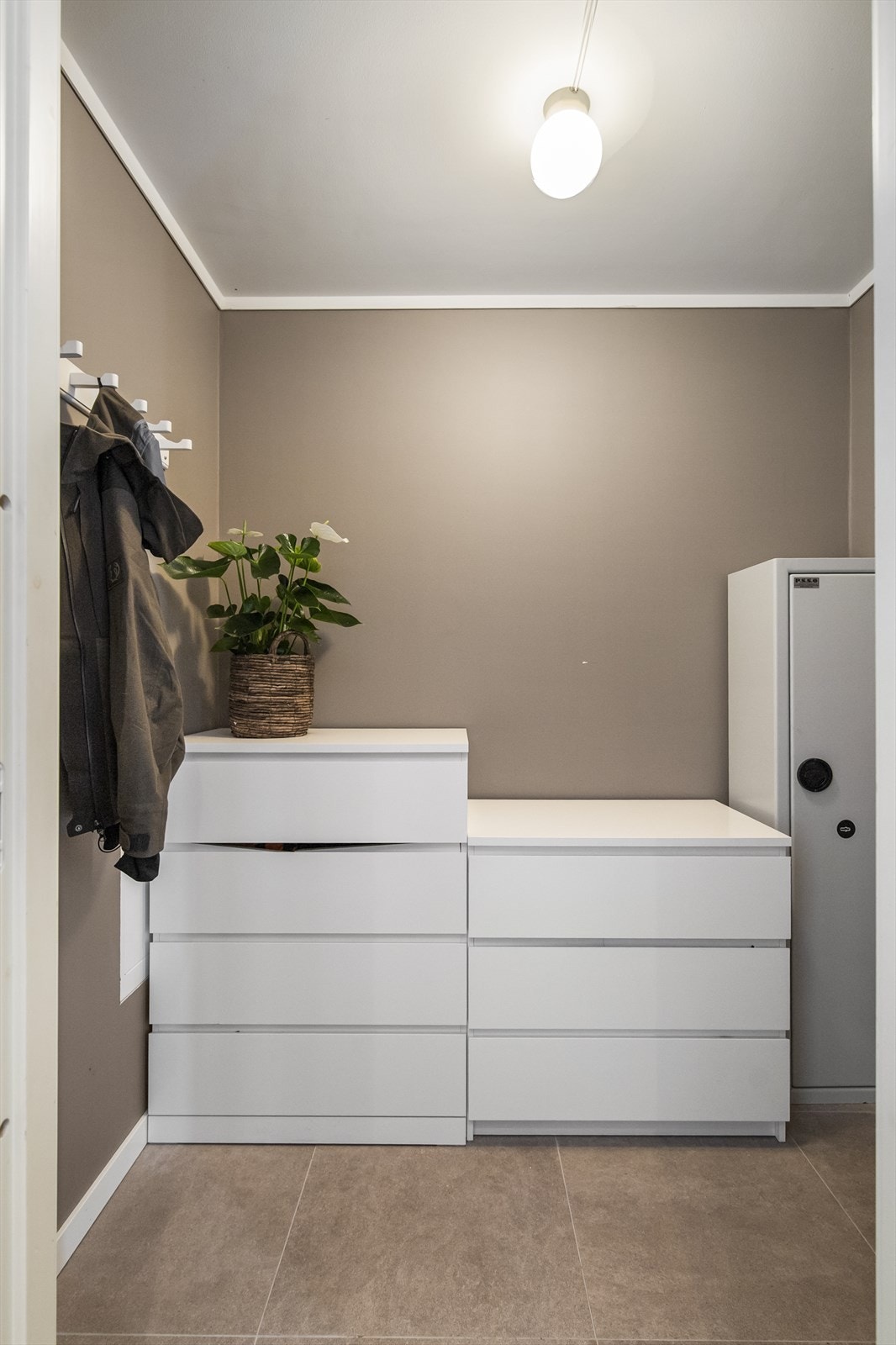 Boden er pusset opp med fliser og malt opp Galleribilde